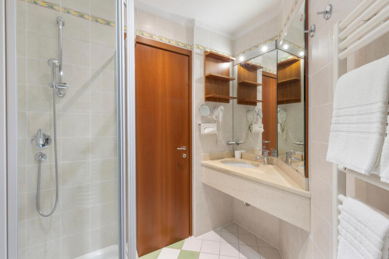 Comfort Double Room with Balcony - Photo 10
