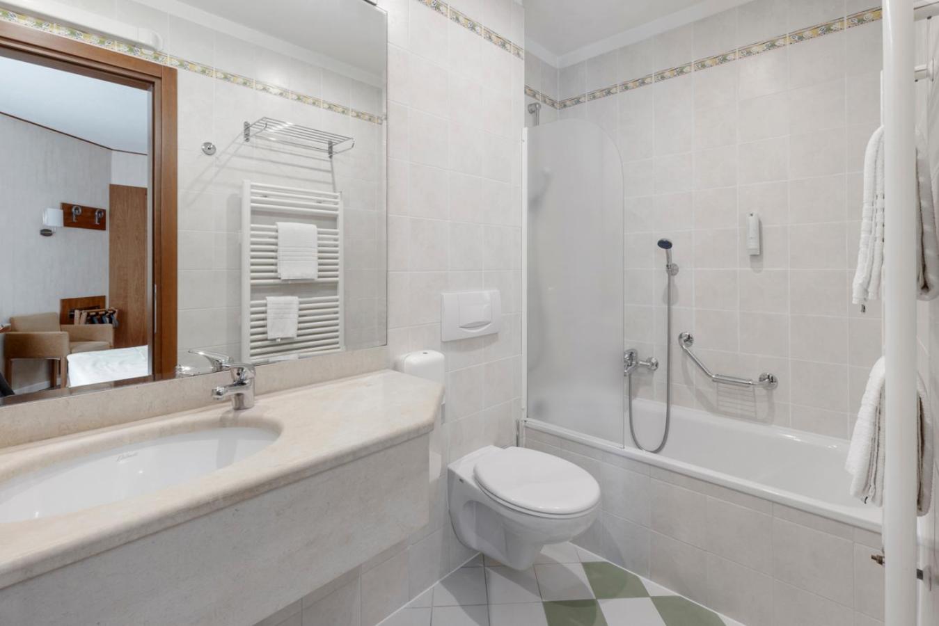 Superior Double Room with Lake View - Photo 4