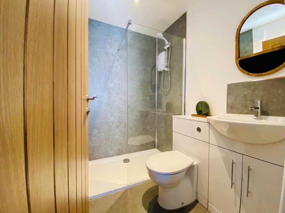 Five-Bedroom House photo 3