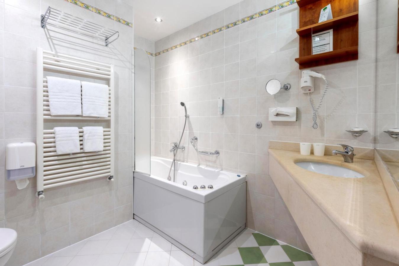 Superior Double Room with Lake View - Photo 2