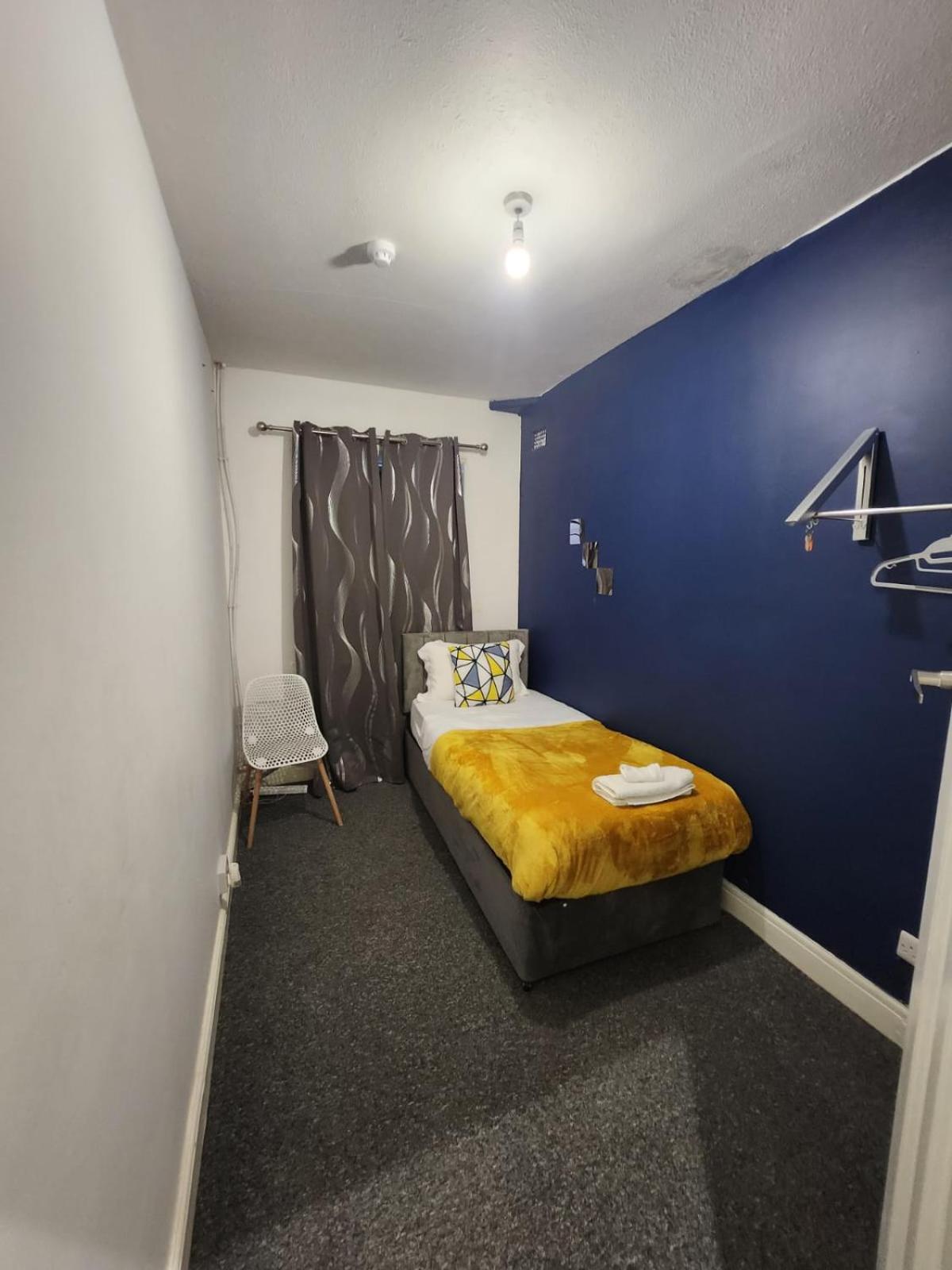 Six-Bedroom House photo 1