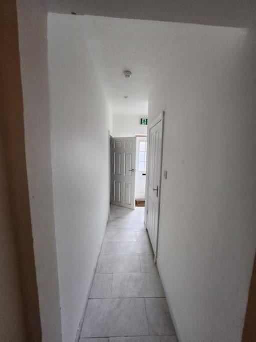 Six-Bedroom House photo 3