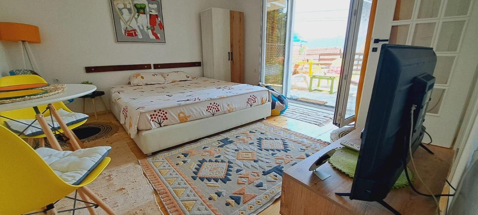 One-Bedroom Apartment photo 1