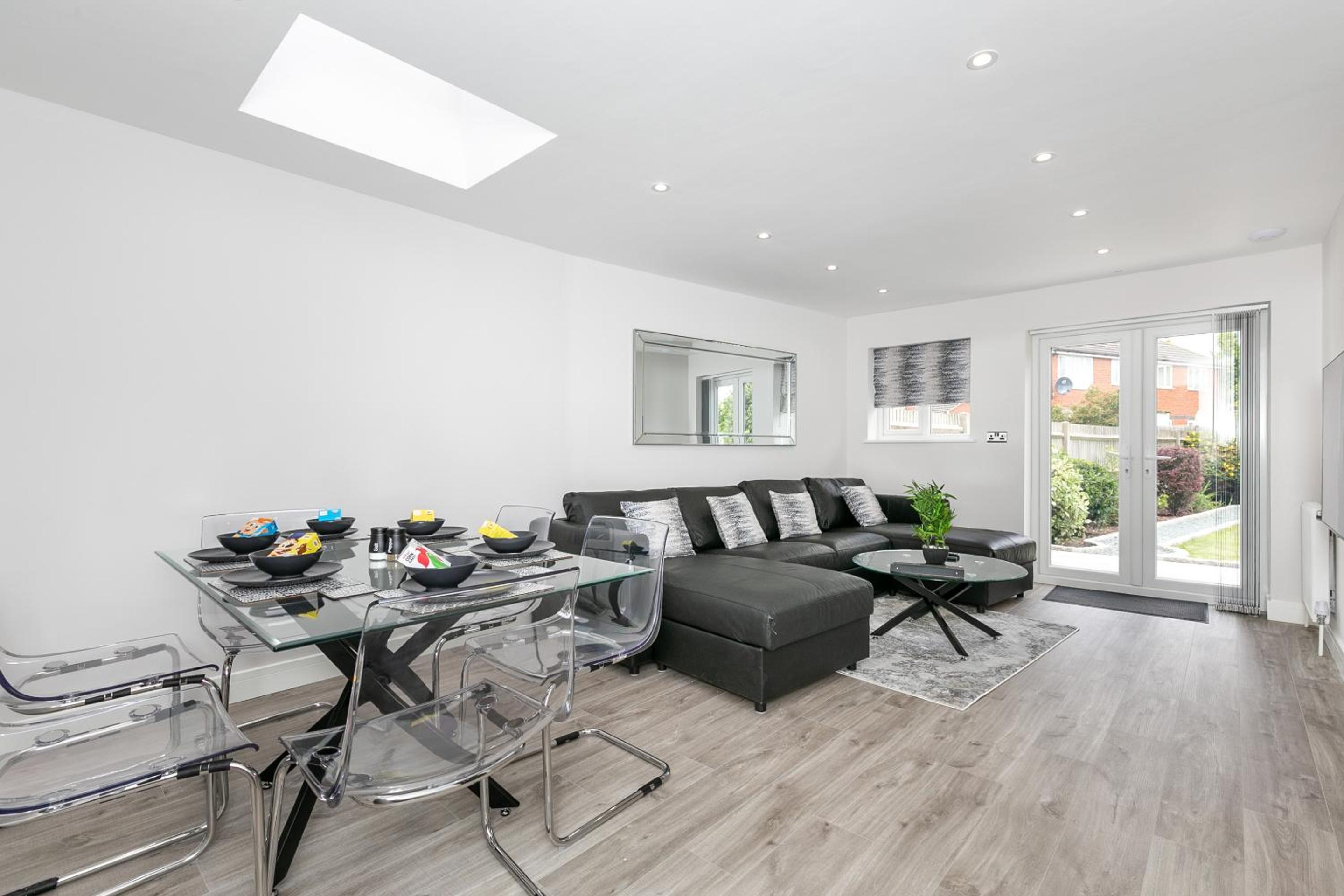 Three-Bedroom Deluxe Apartment - Photo 8