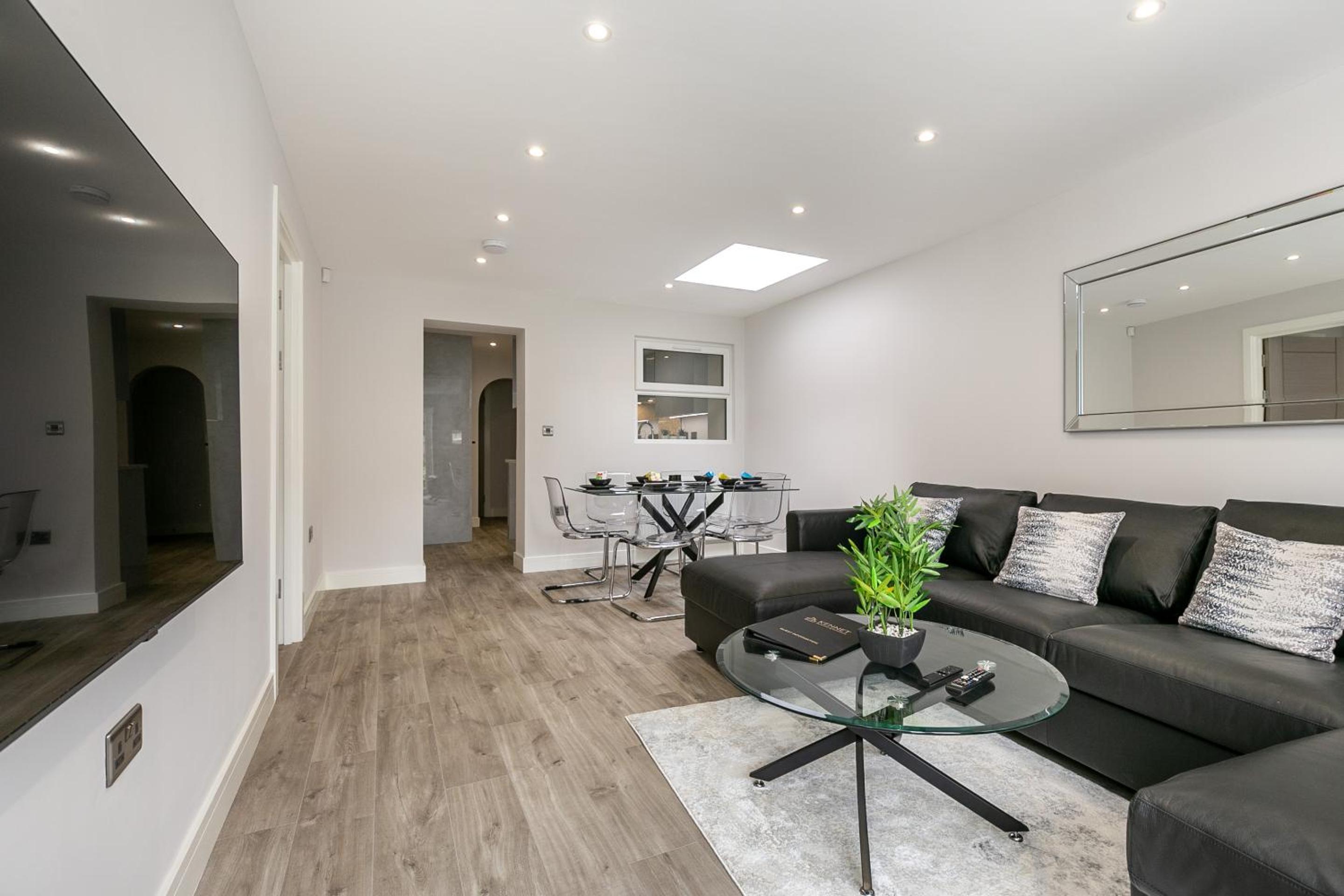 Three-Bedroom Deluxe Apartment - Photo 1