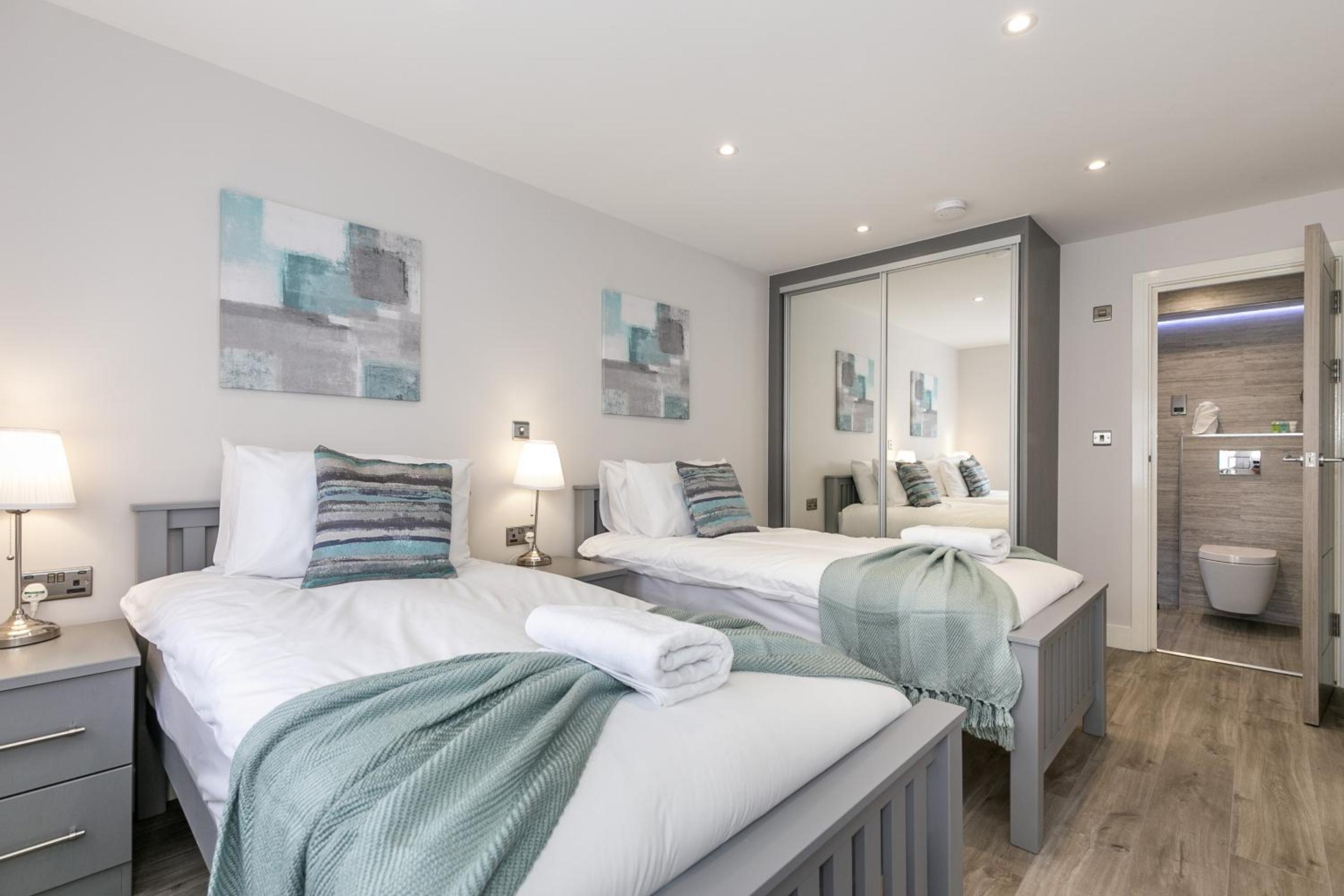Three-Bedroom Deluxe Apartment - Photo 9