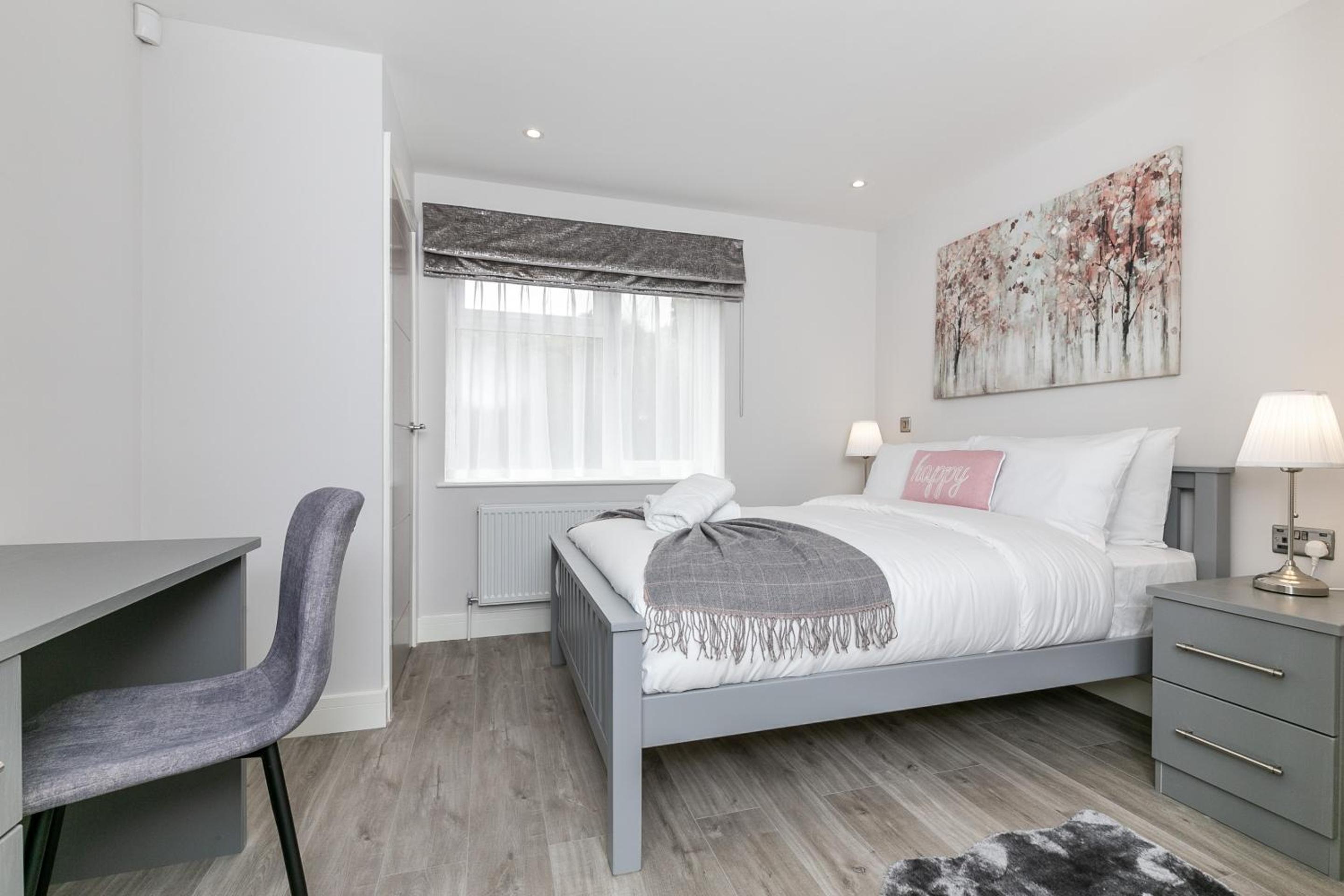 Three-Bedroom Deluxe Apartment - Photo 2