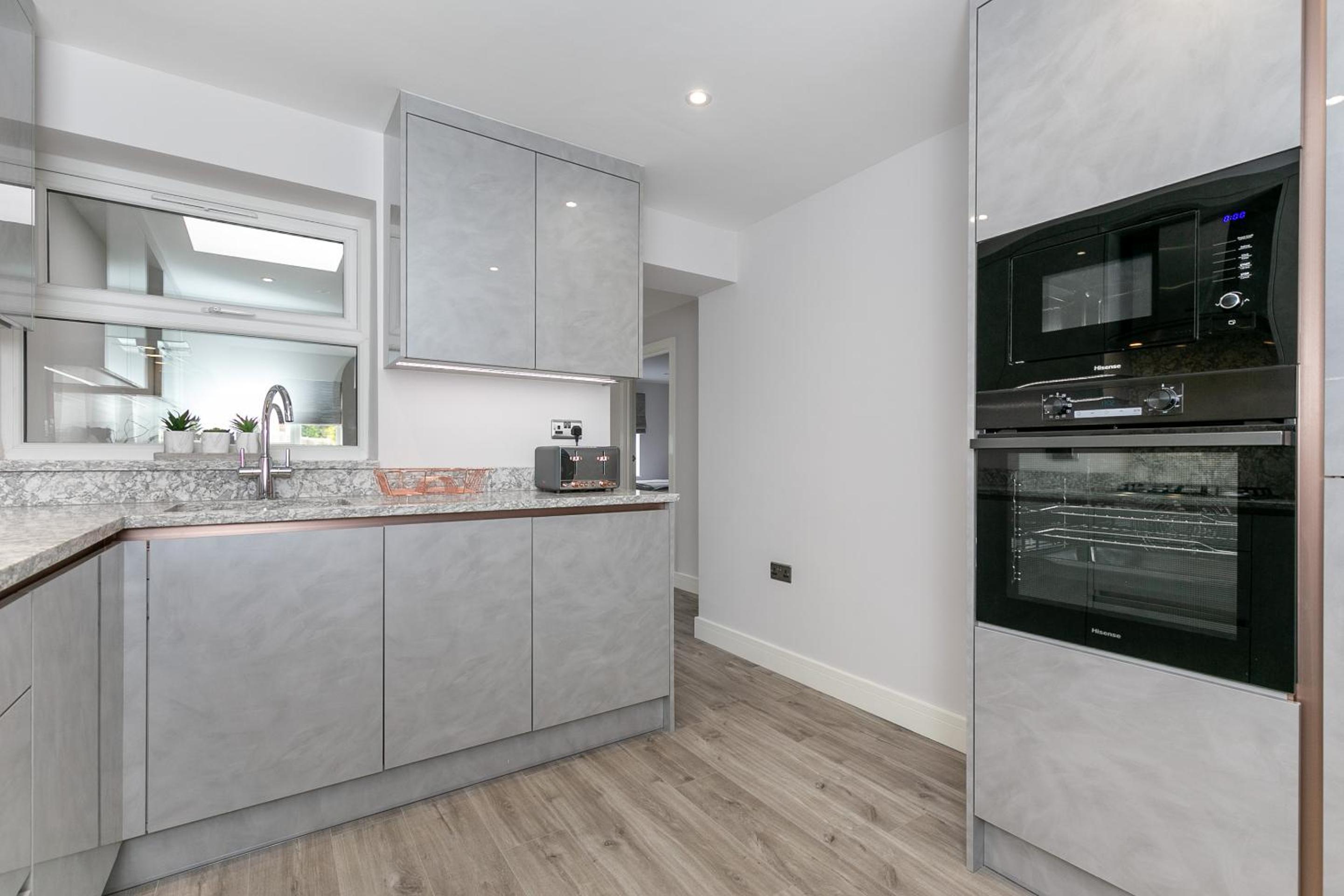 Three-Bedroom Deluxe Apartment - Photo 3