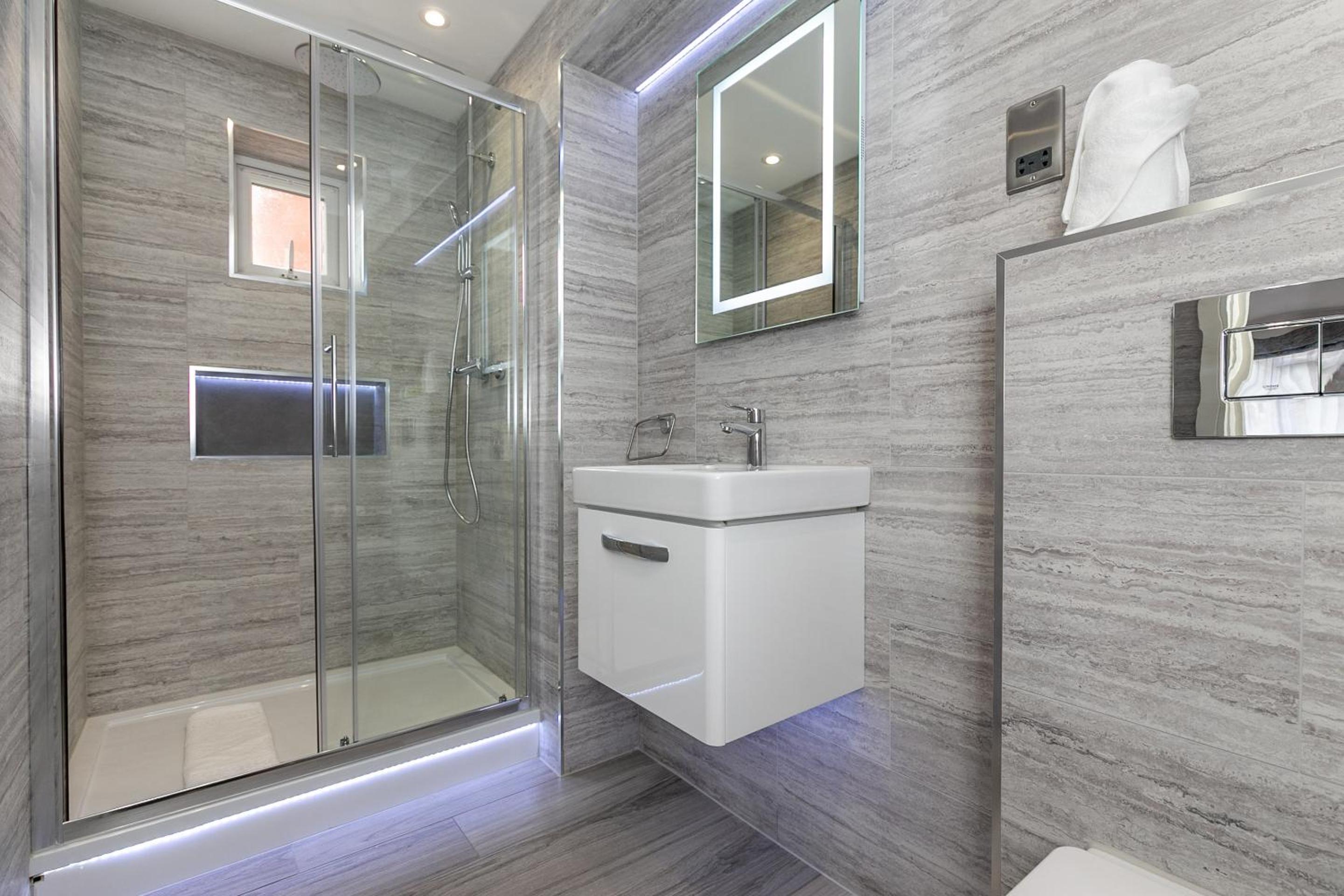 Three-Bedroom Deluxe Apartment - Photo 11