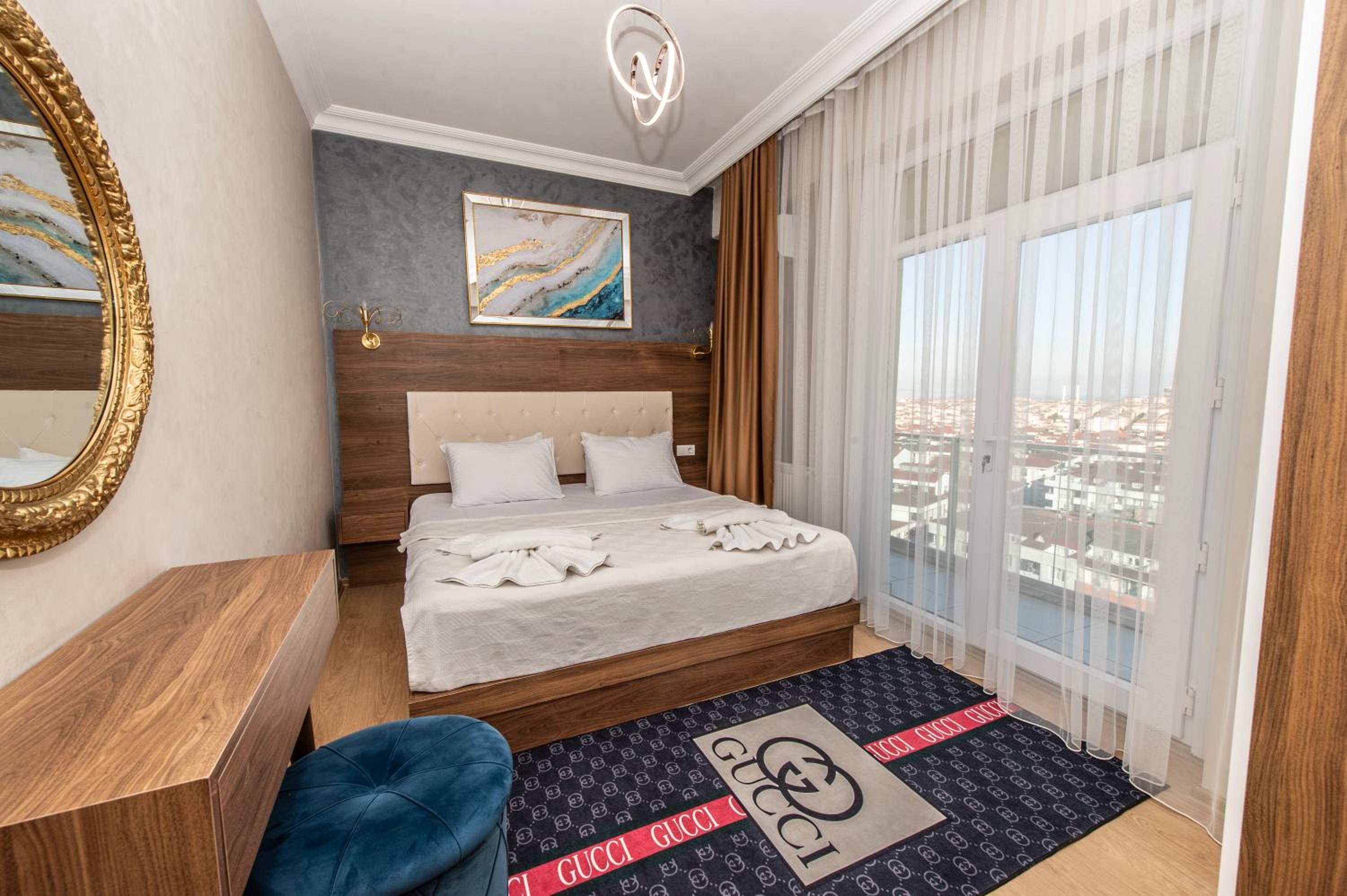 Deluxe Suite with Sea View - Photo 19