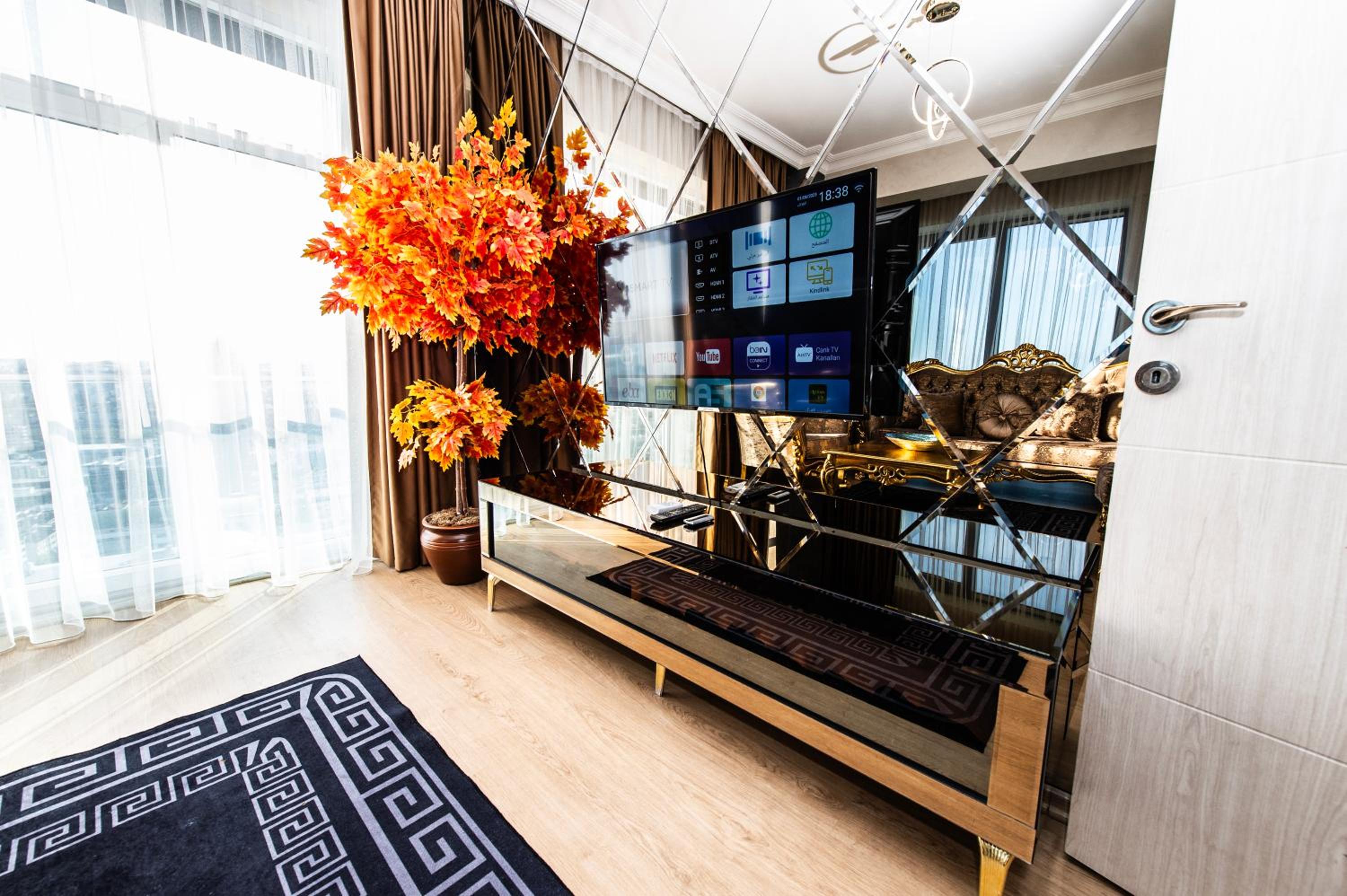 Deluxe Suite with Sea View - Photo 18