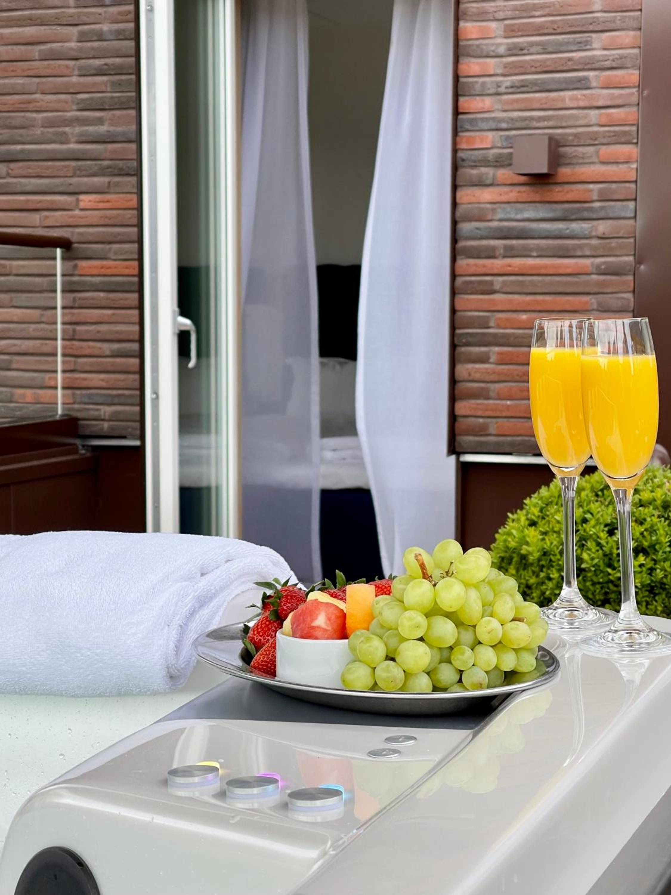 Suite with Spa Bath - Photo 3