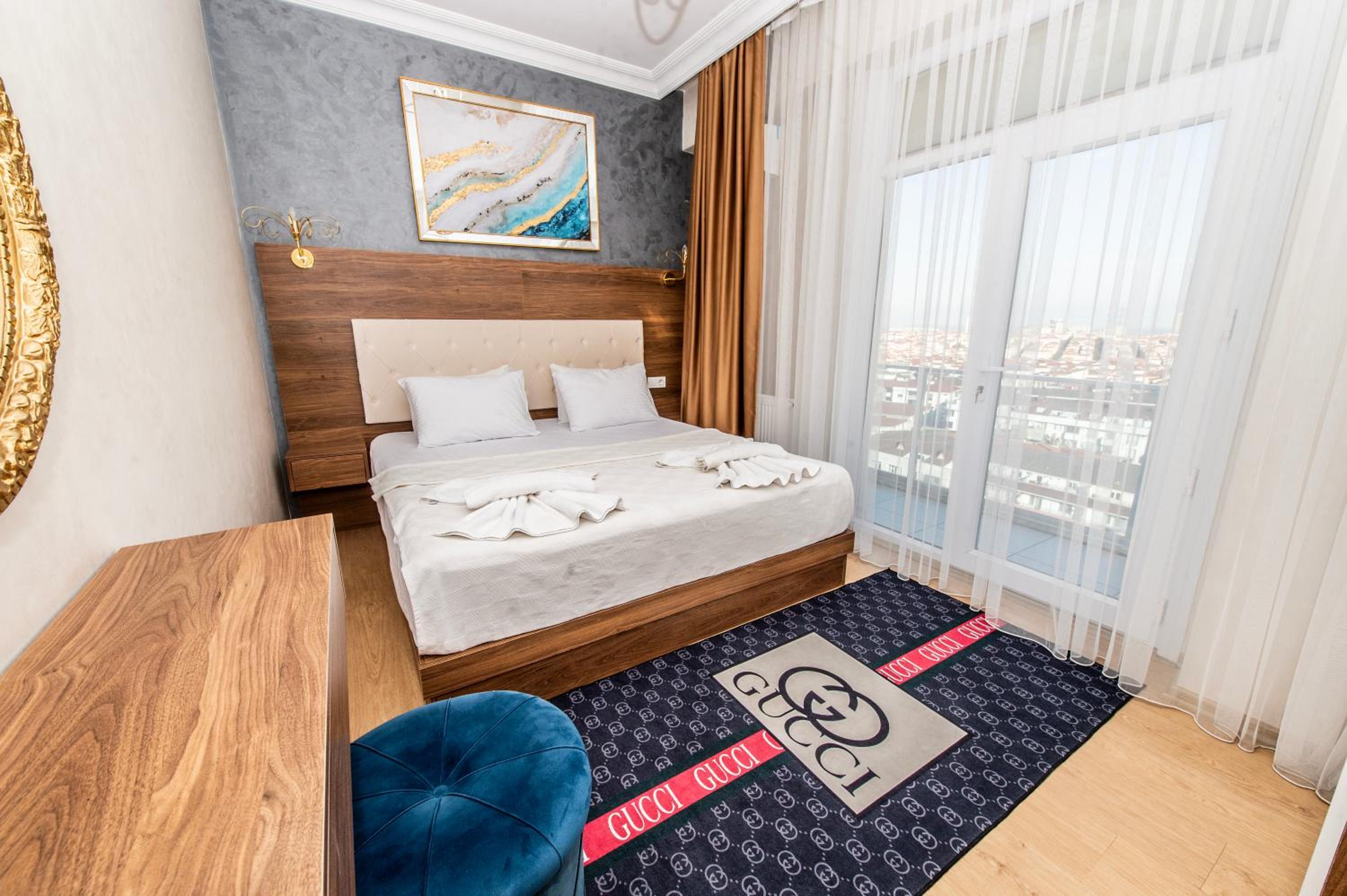 Deluxe Suite with Sea View - Photo 3