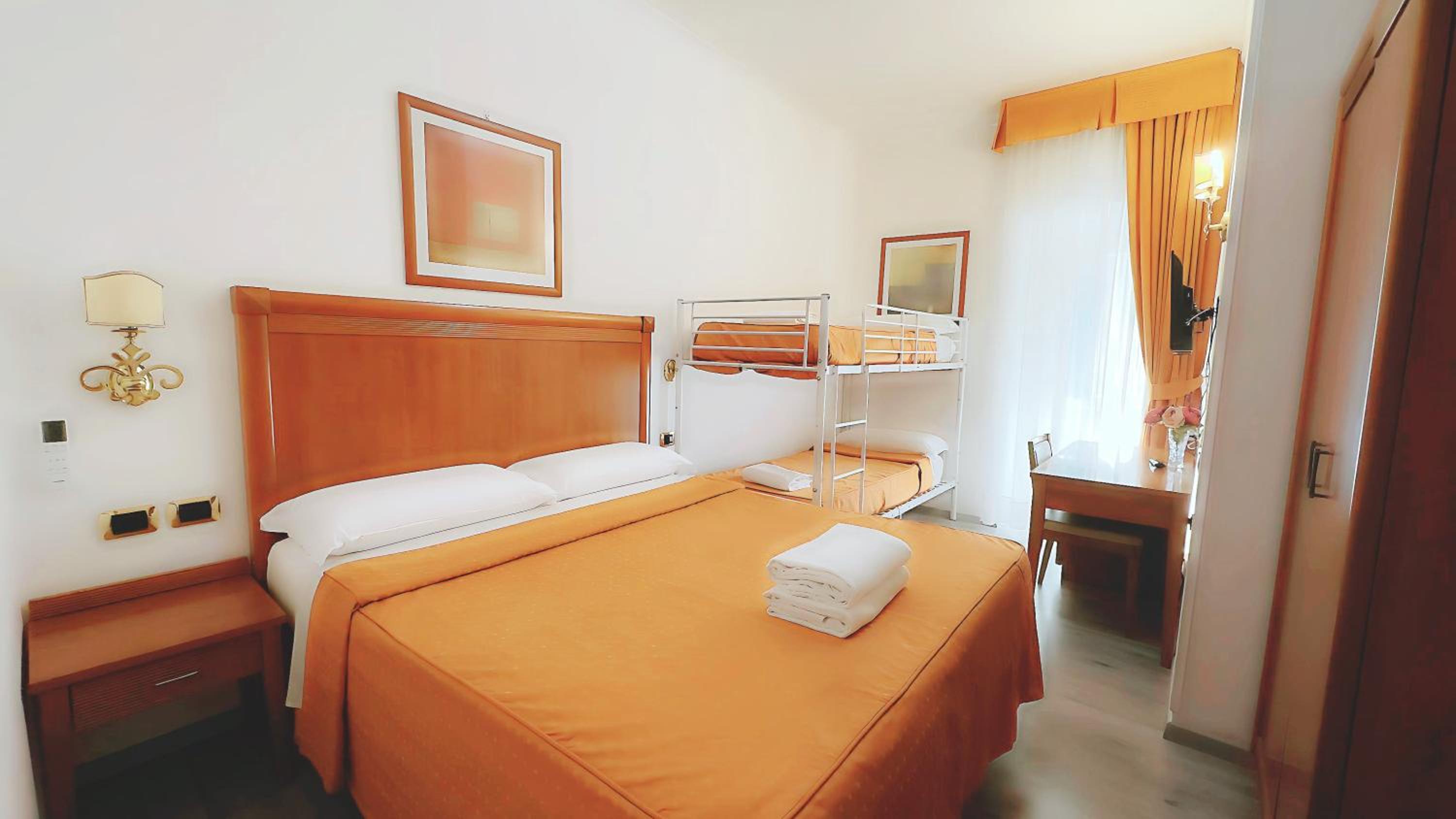 Quadruple Room thumbnail 5
