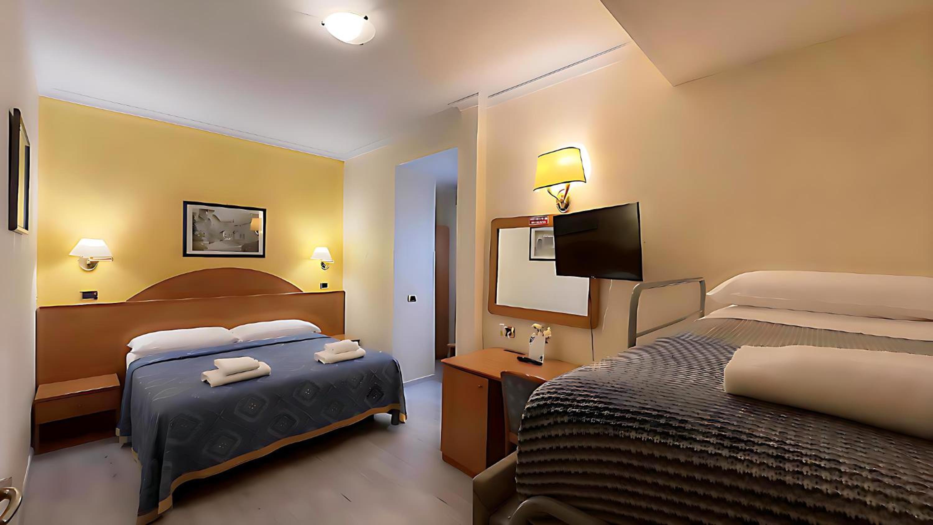 Quadruple Room thumbnail 6