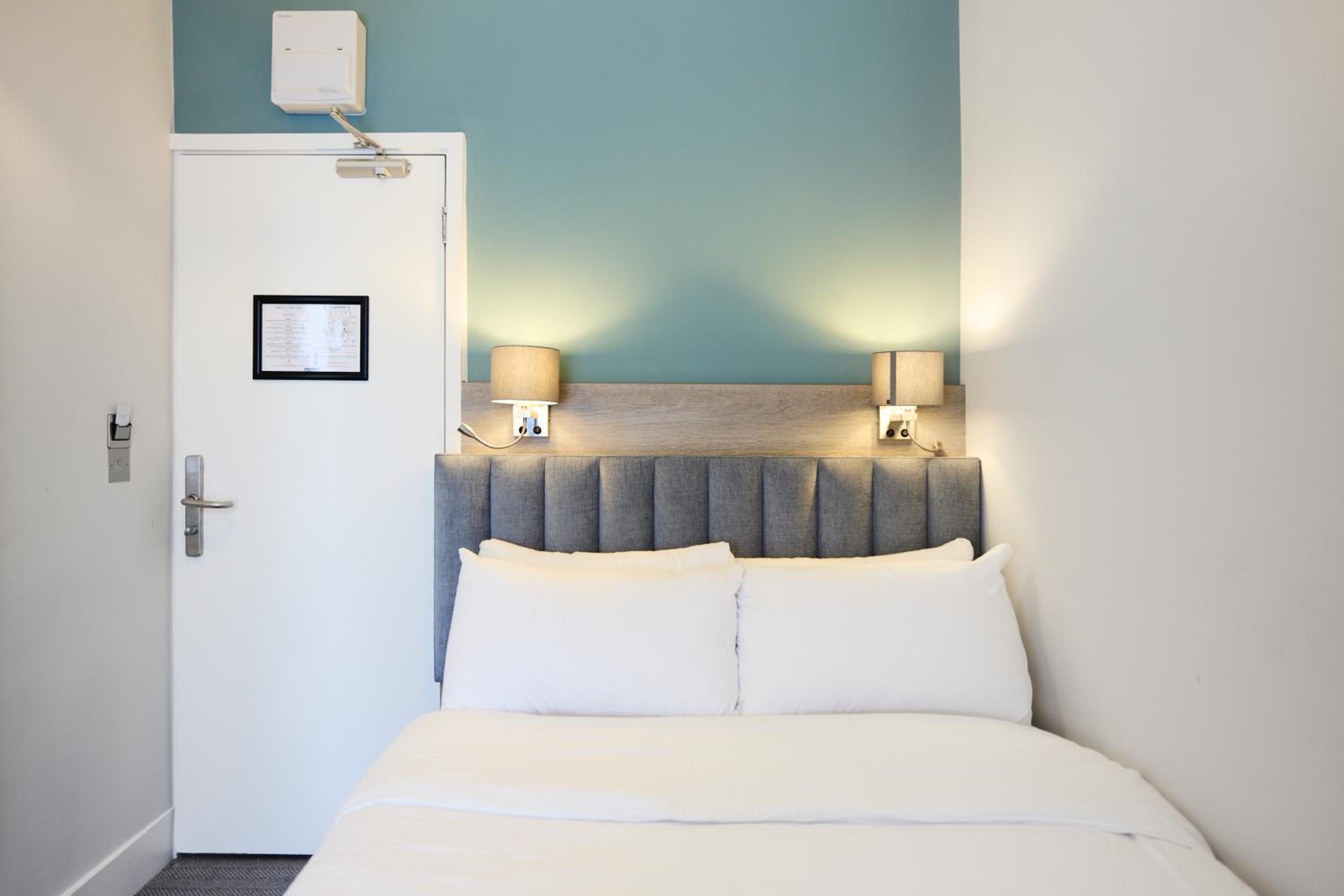Double Room - No Window photo 1