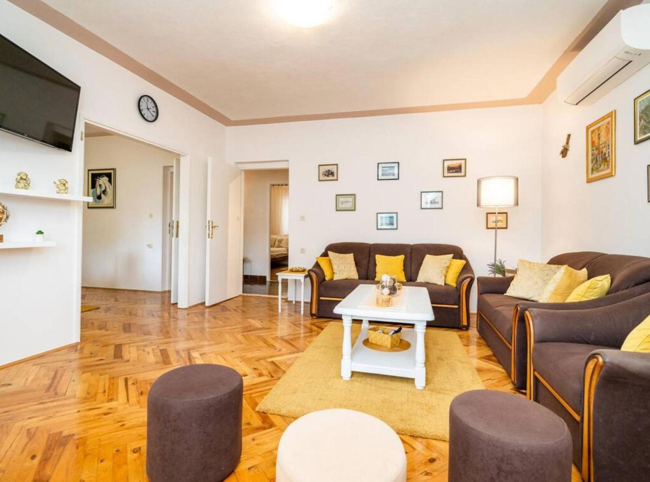 Three Bedroom Apartment with Jacuzzi  photo 2