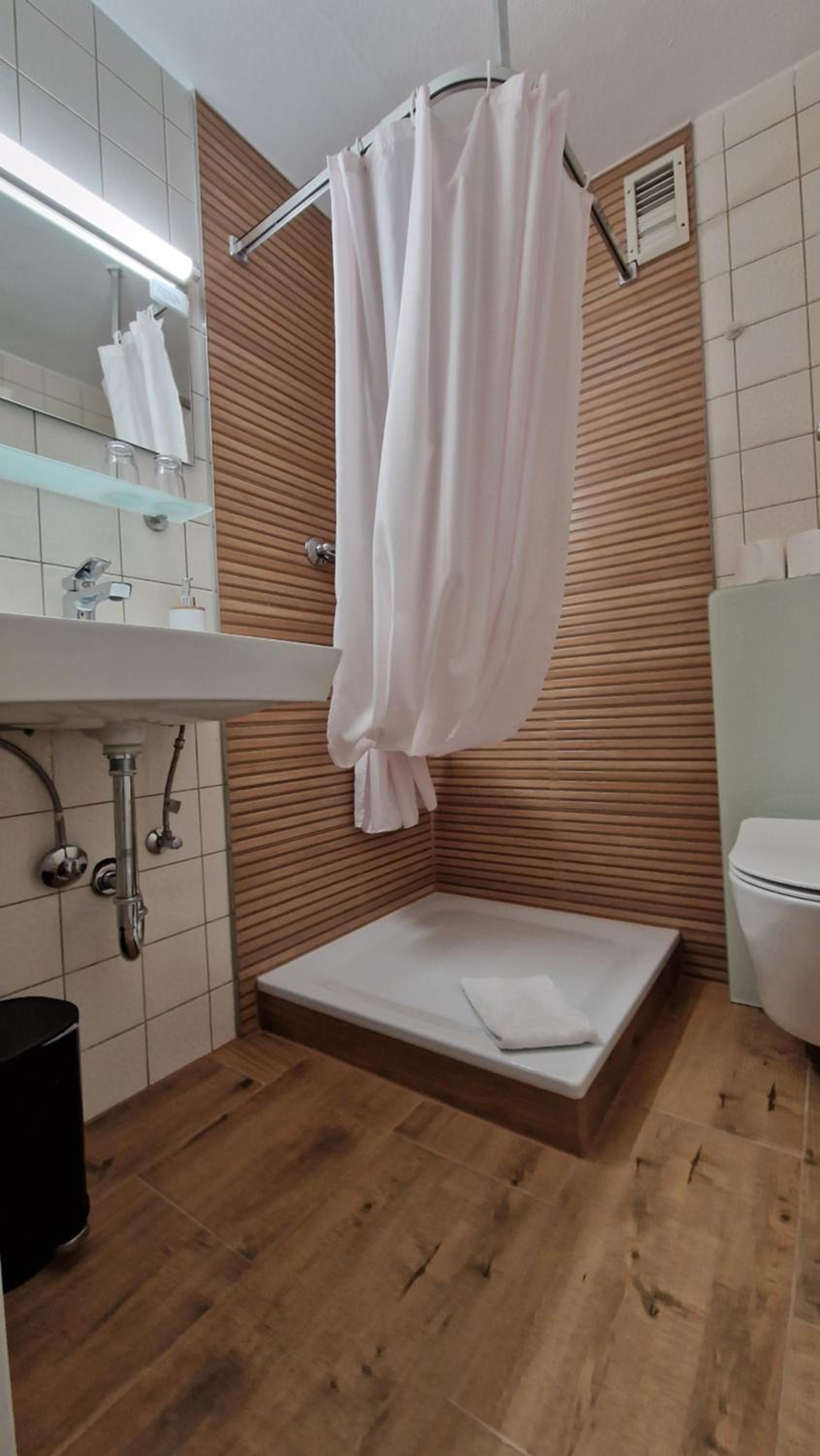 Double Room with Balcony - Photo 7