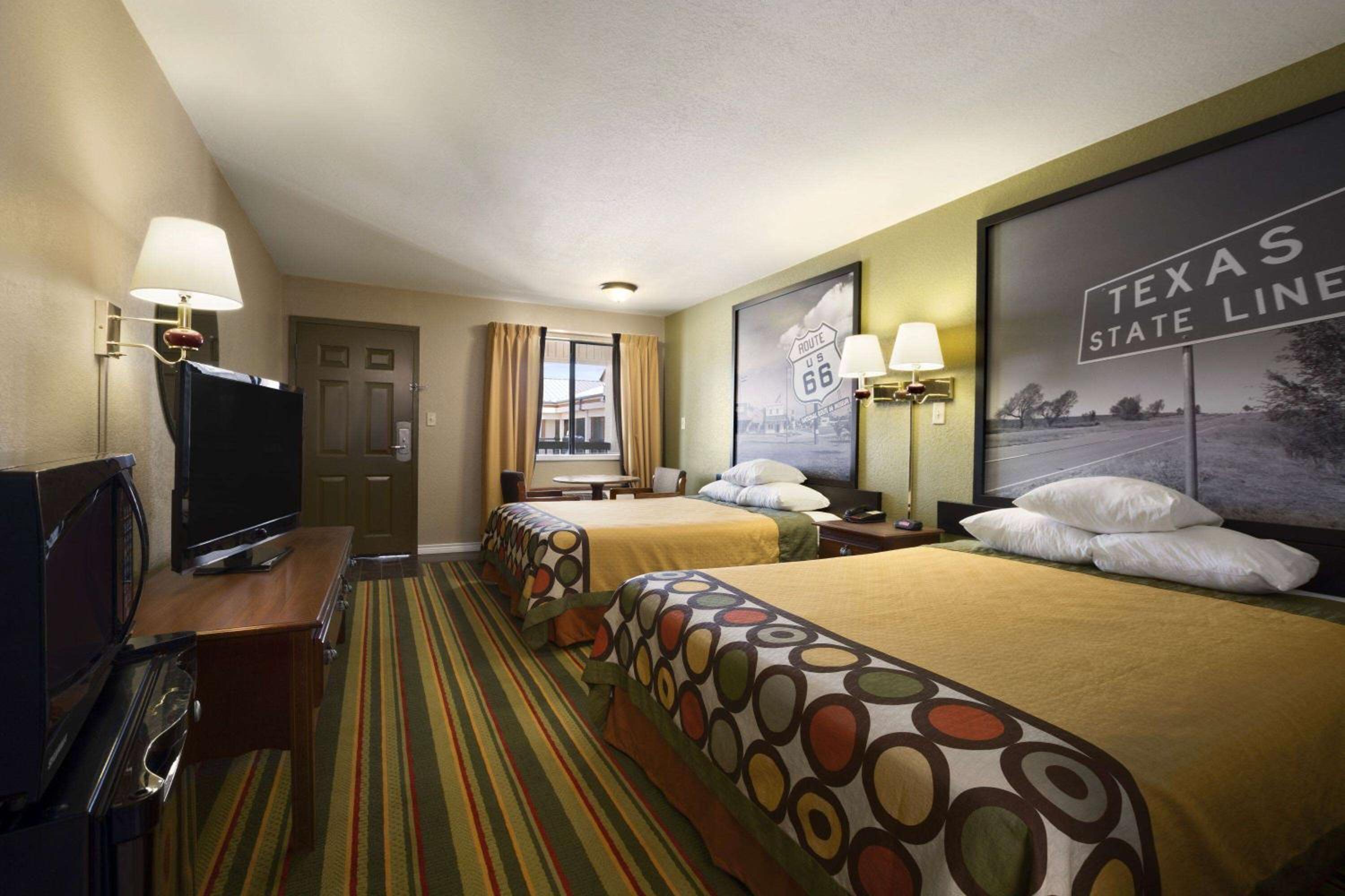 Queen Room with Two Queen Beds - Non-Smoking photo 1