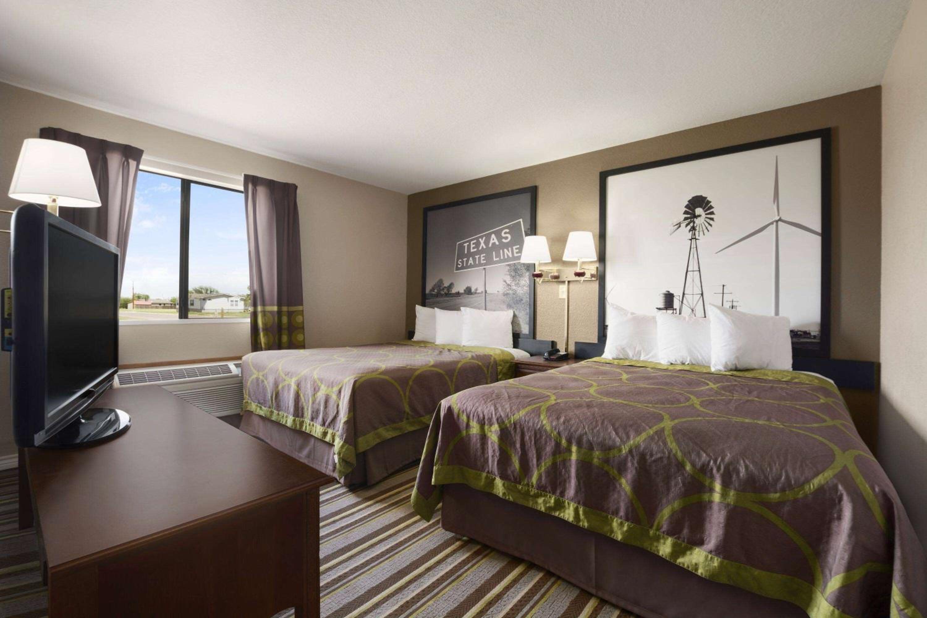 Queen Room with Two Queen Beds - Non-Smoking photo 2