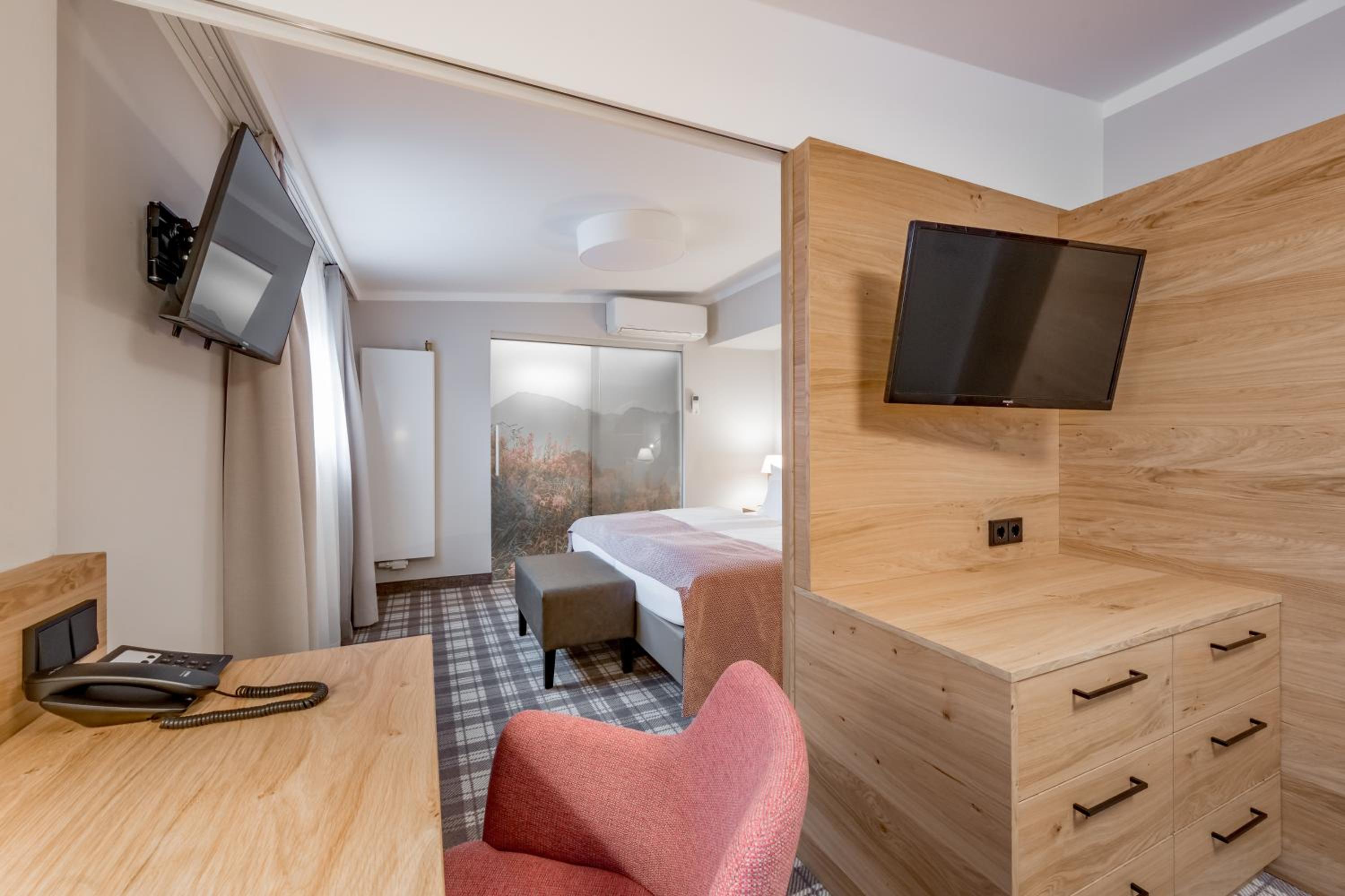 Suite with Mountain View - Photo 9