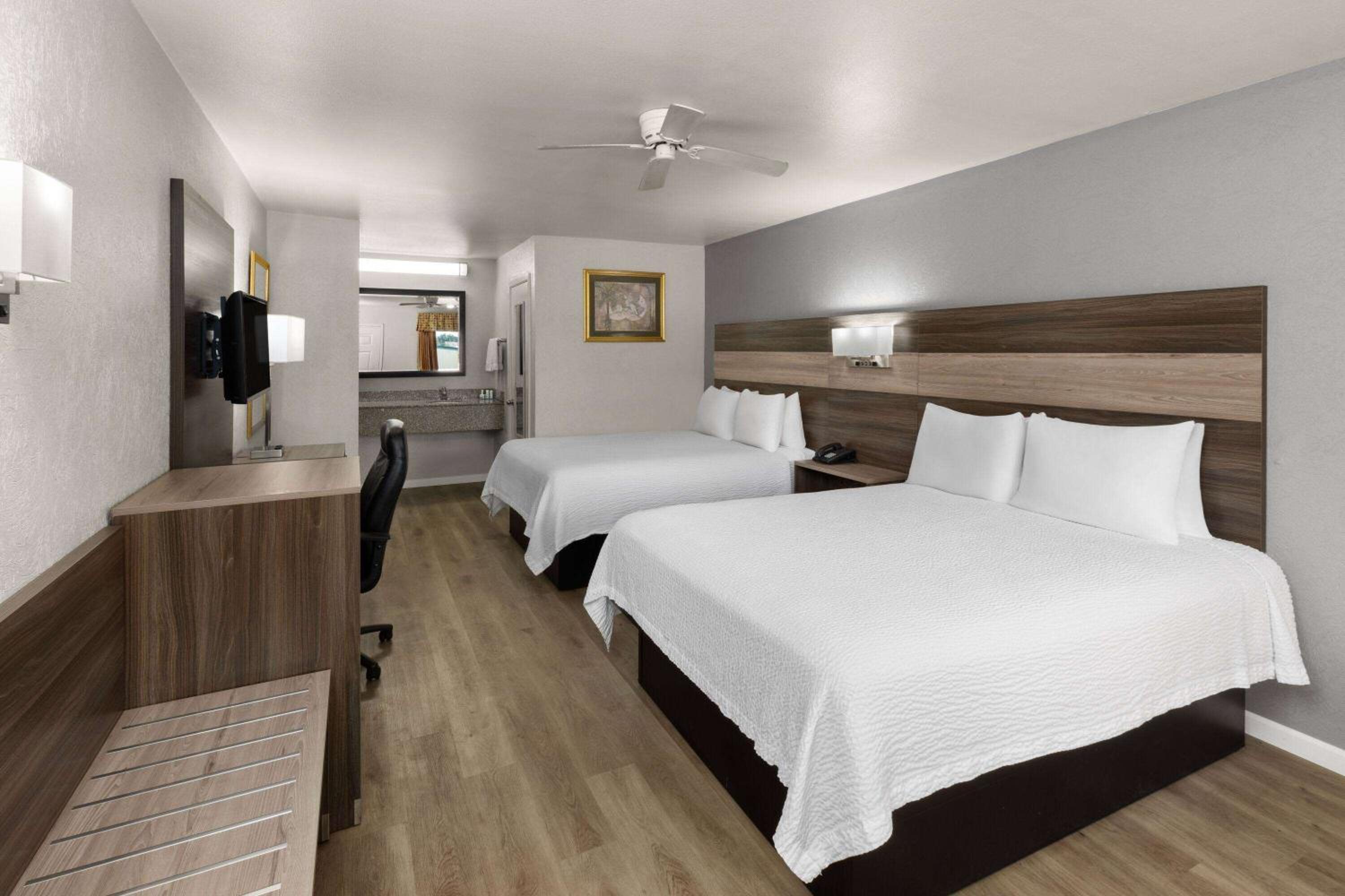 Queen Room with Two Queen Beds - First Floor/Non-Smoking - Photo 1
