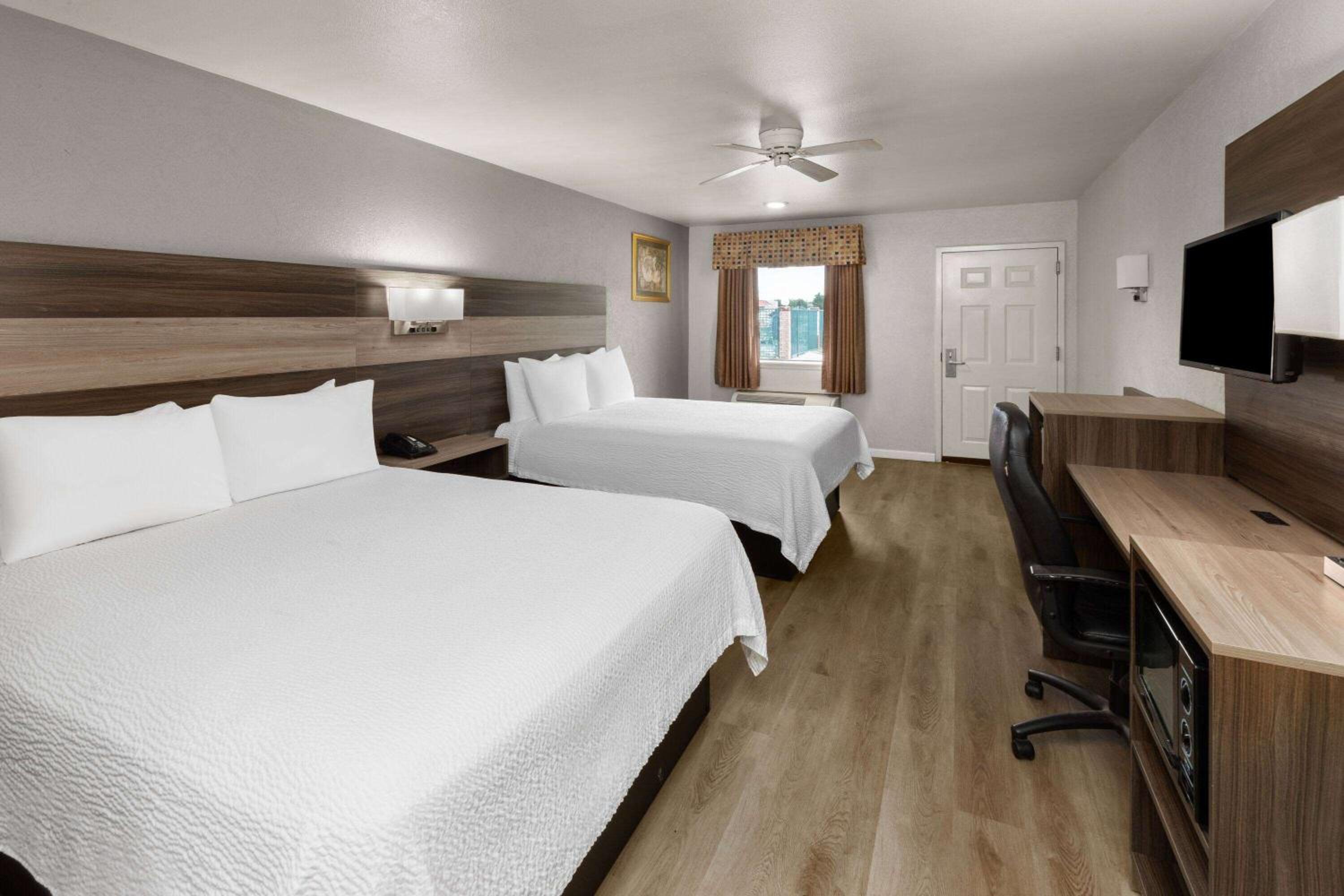 Queen Room with Two Queen Beds - First Floor/Smoking - Photo 1