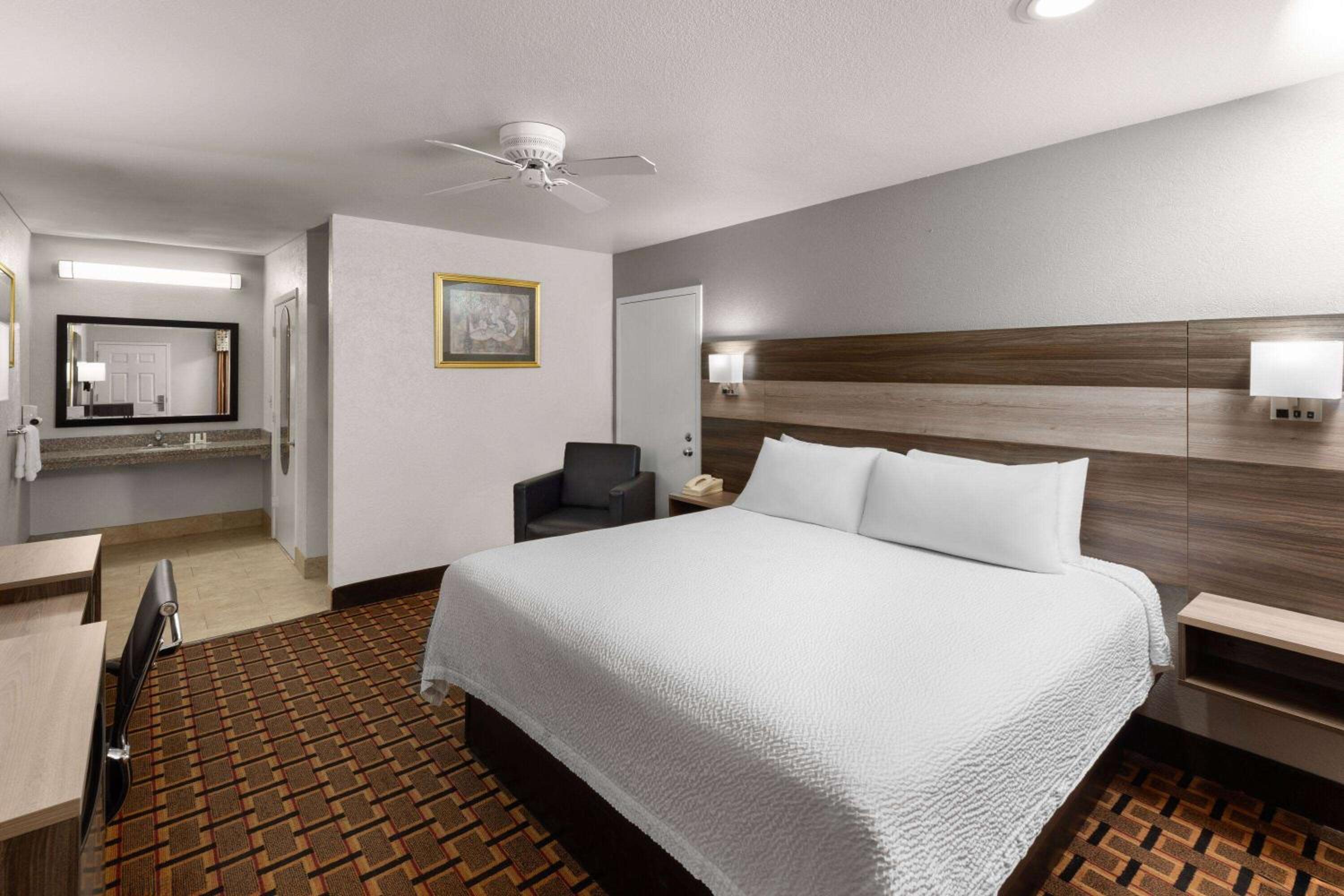 King Room with Bath Tub - Mobility Accessible/Non-Smoking - Photo 1