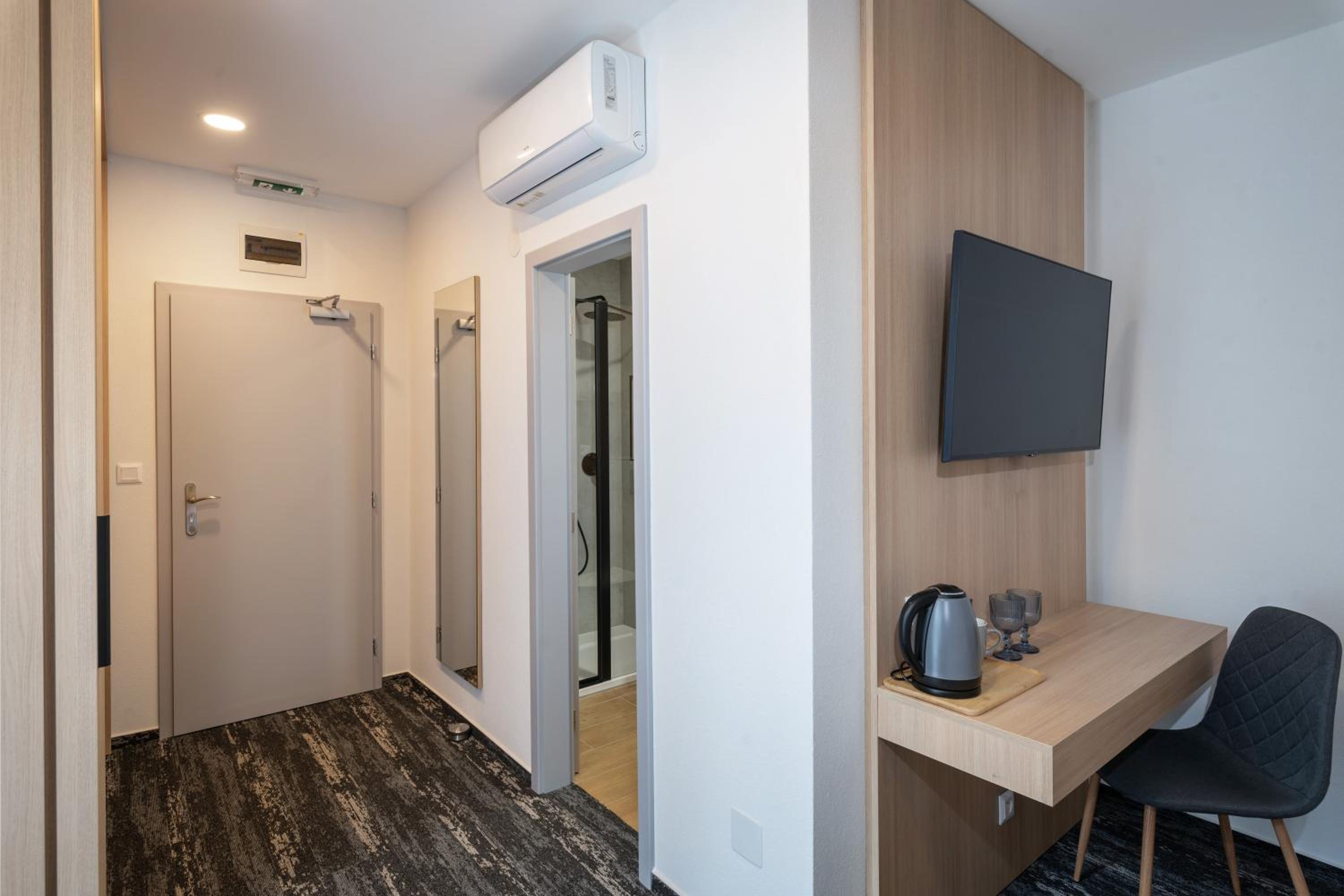 Deluxe Double Room with Balcony photo 2