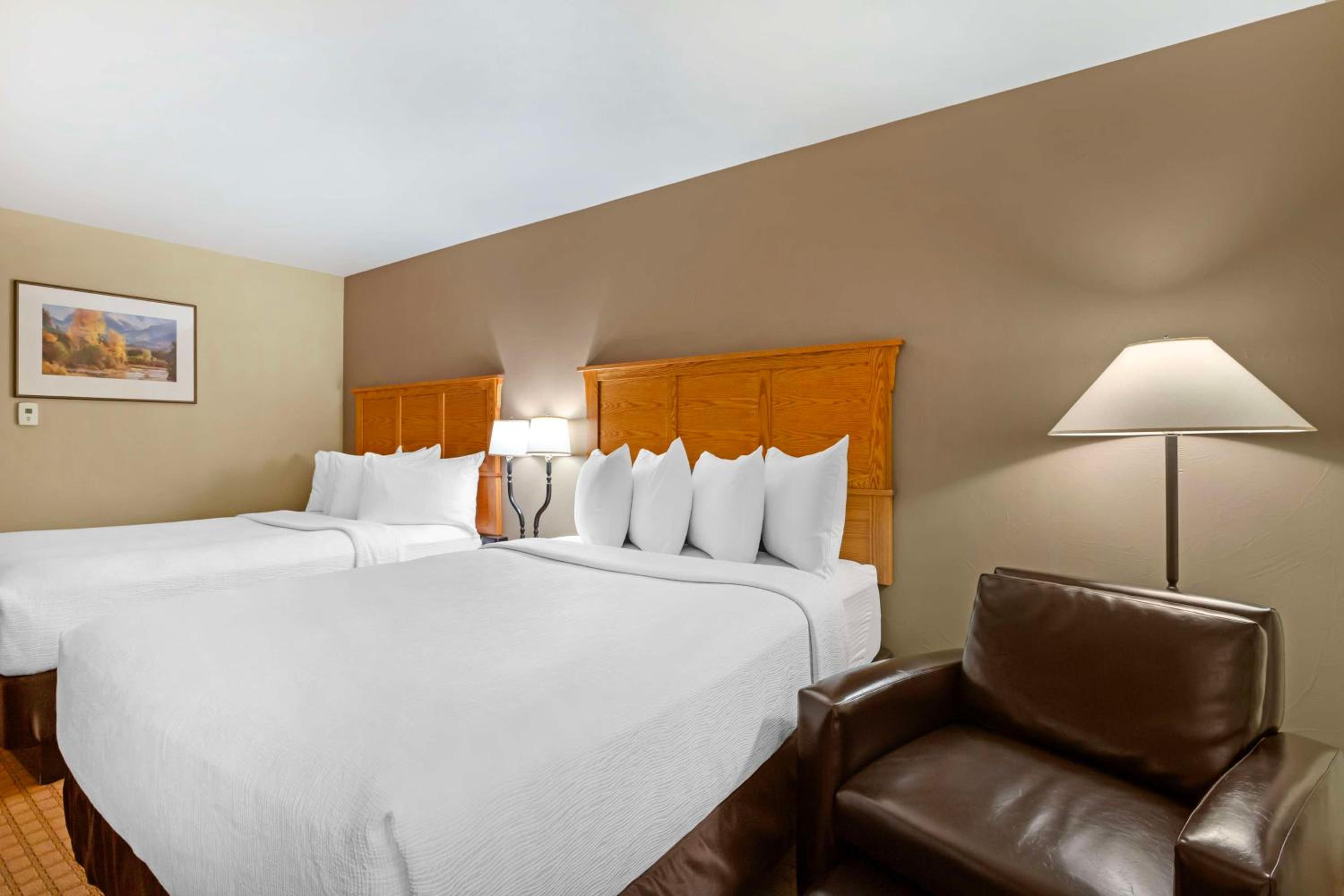 Queen Room with Two Queen Beds - Non Smoking - Photo 4