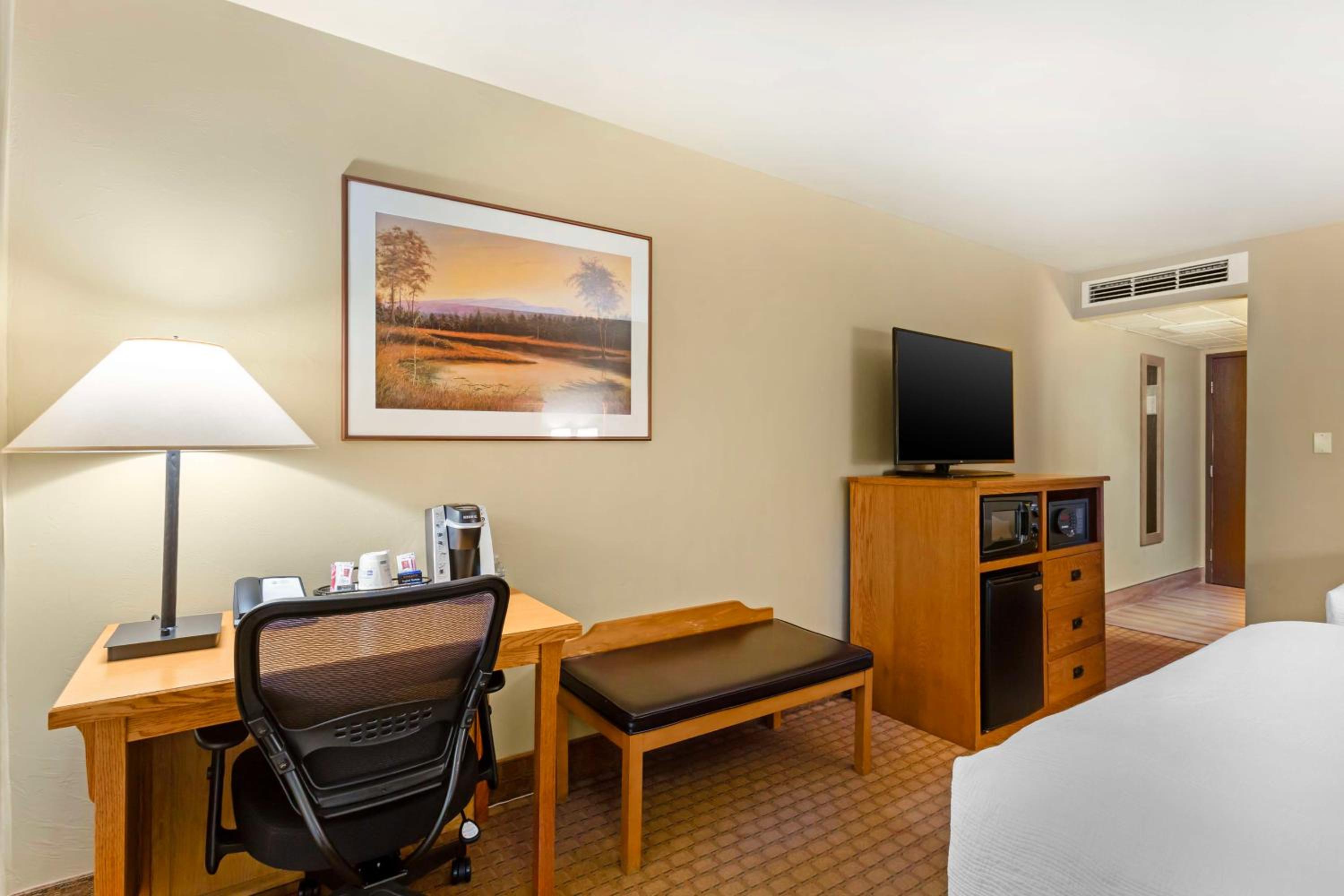 Queen Room with Two Queen Beds - Non Smoking - Photo 2