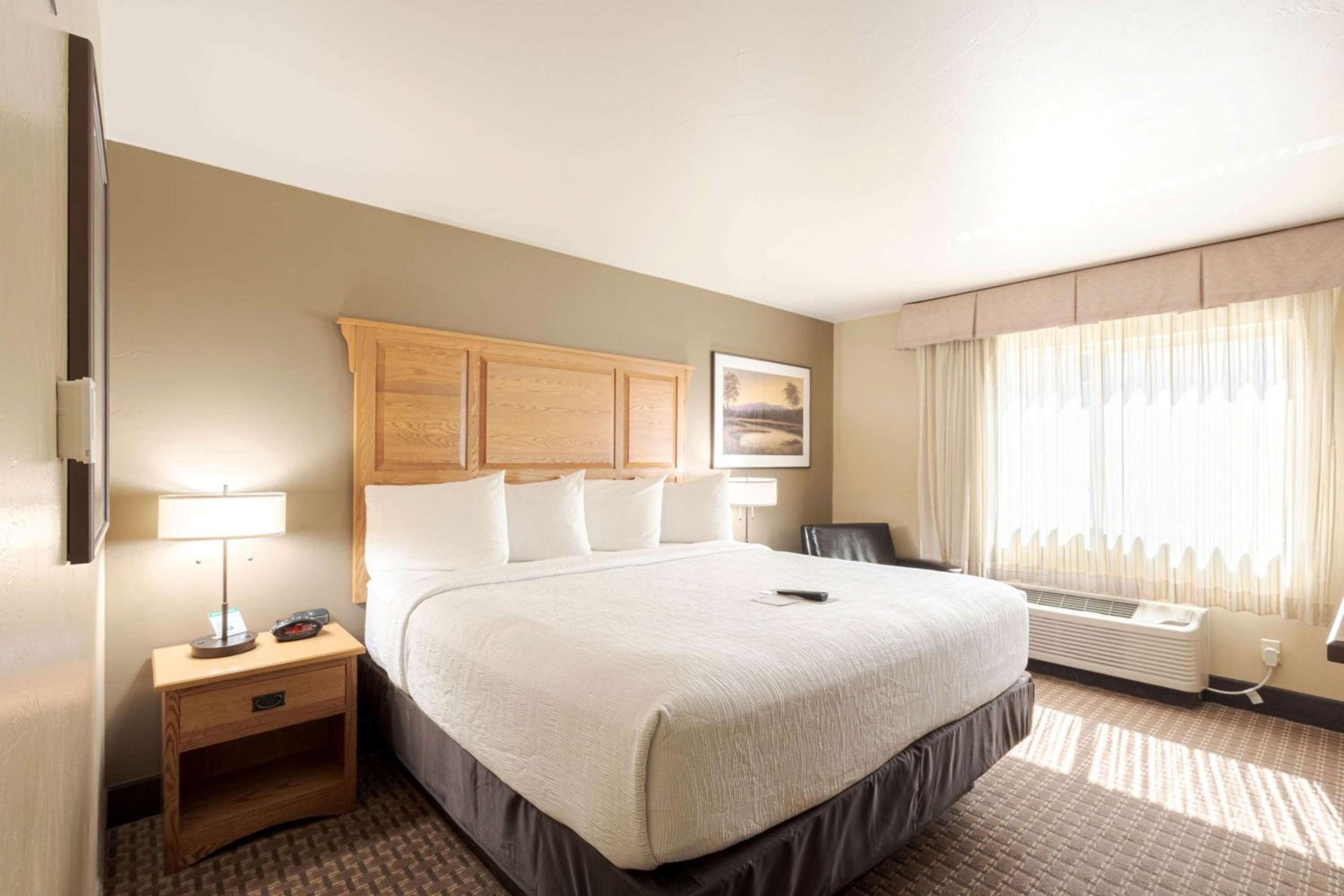 King Suite with Sofa Bed - Non Smoking - Photo 3