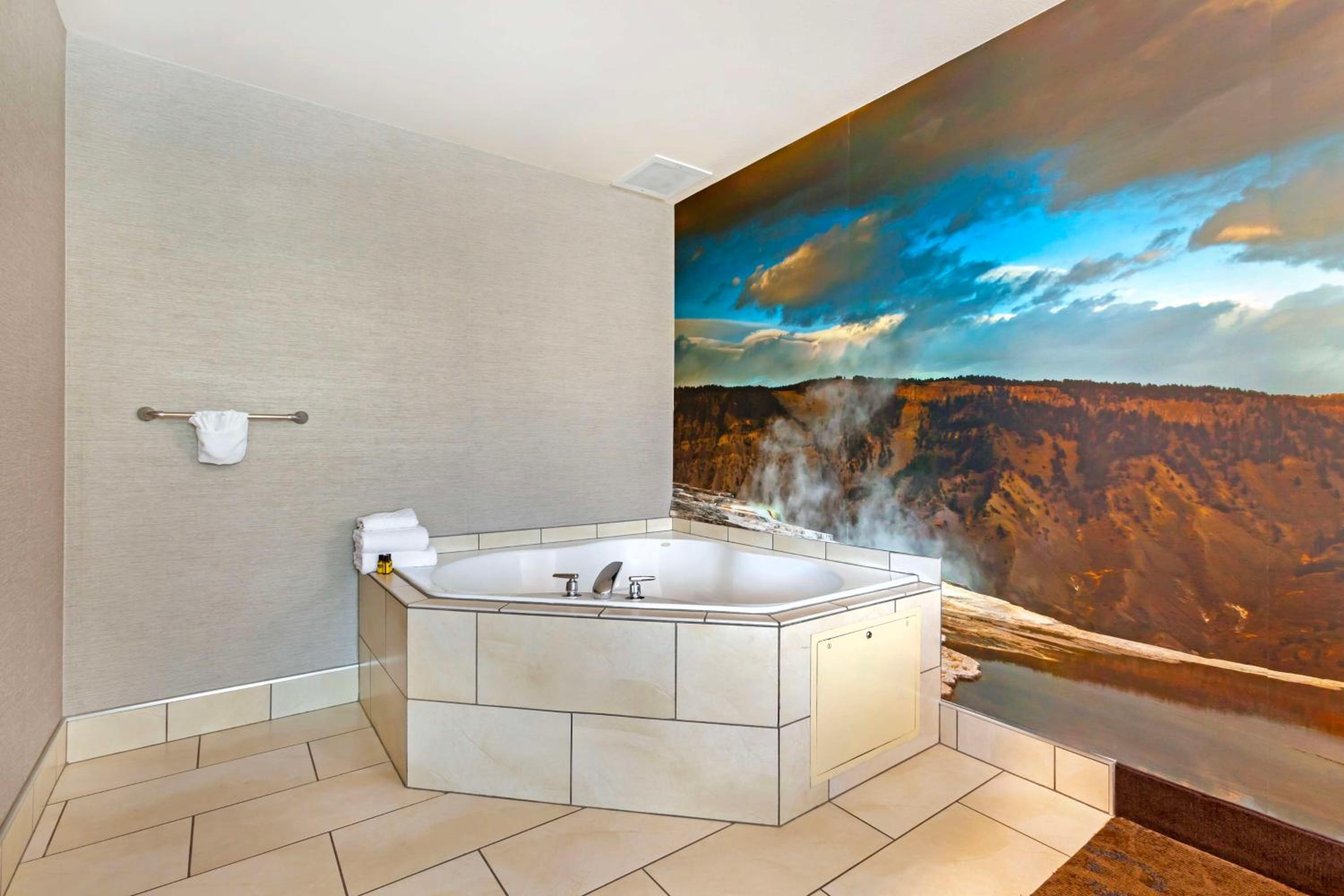 Deluxe King Room with Spa Bath - Non Smoking - Photo 2