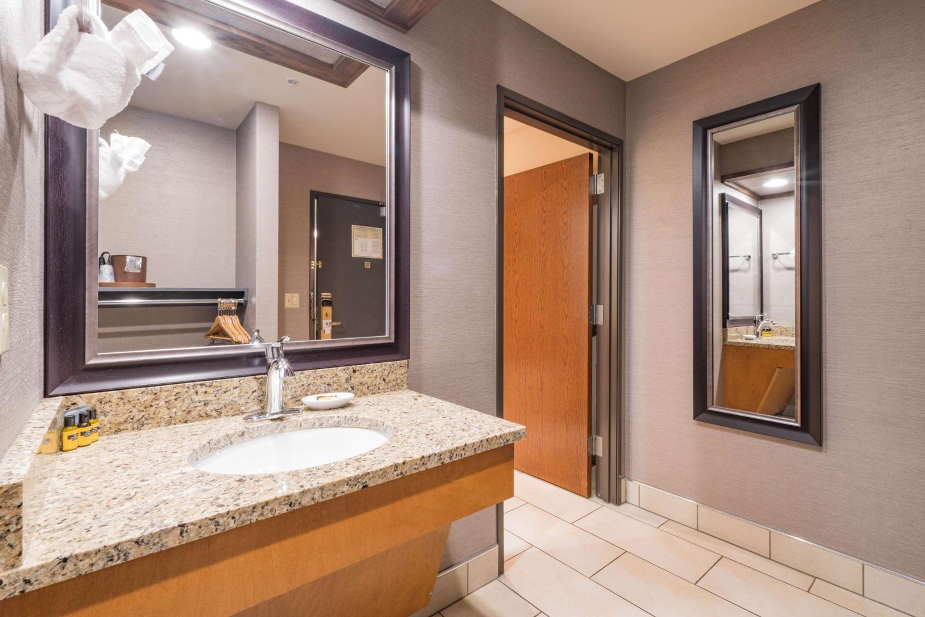 King Room with Roll-In Shower and sofa bed - Disability Access - Photo 2