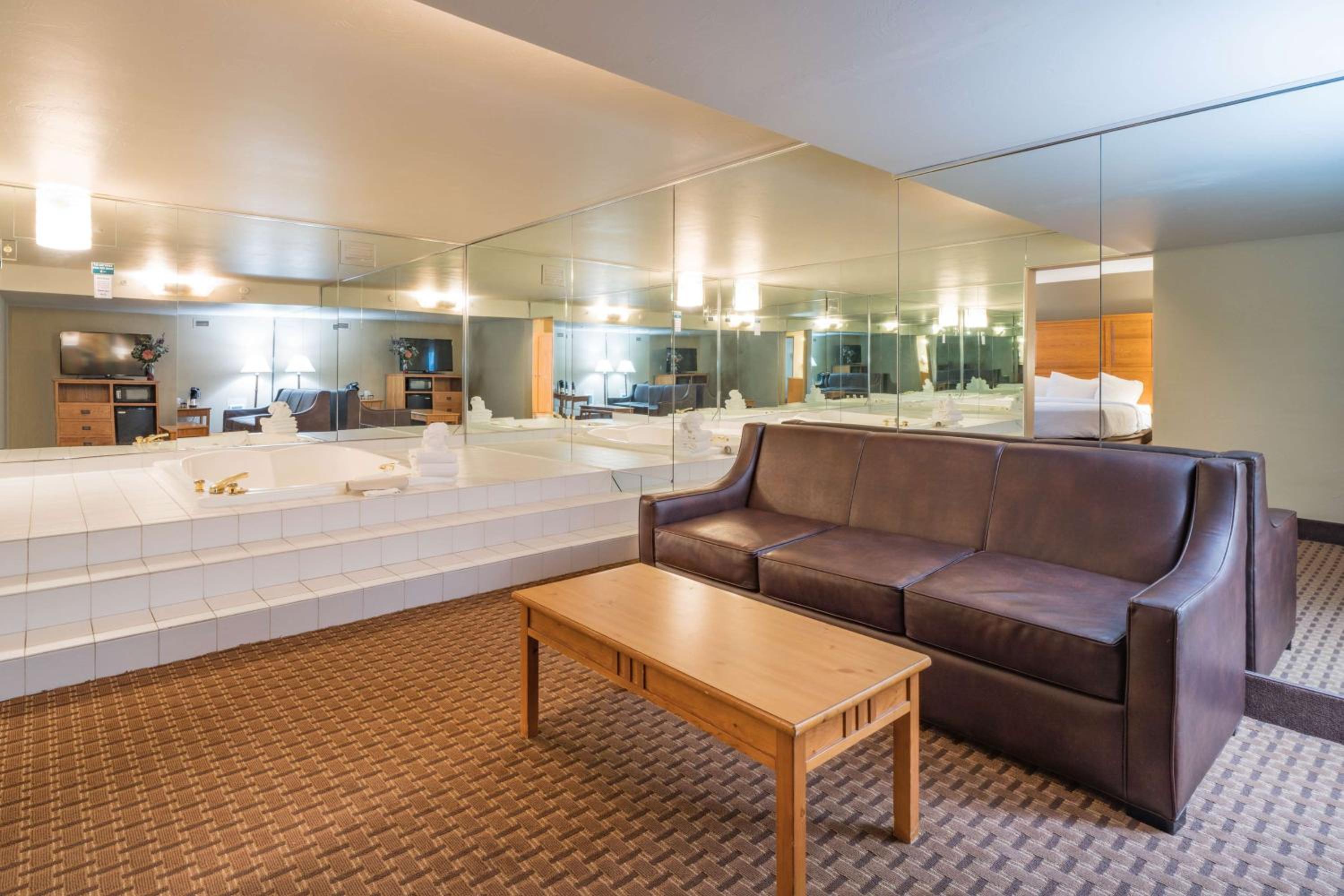 King Suite with Sofa Bed - Non Smoking - Photo 2