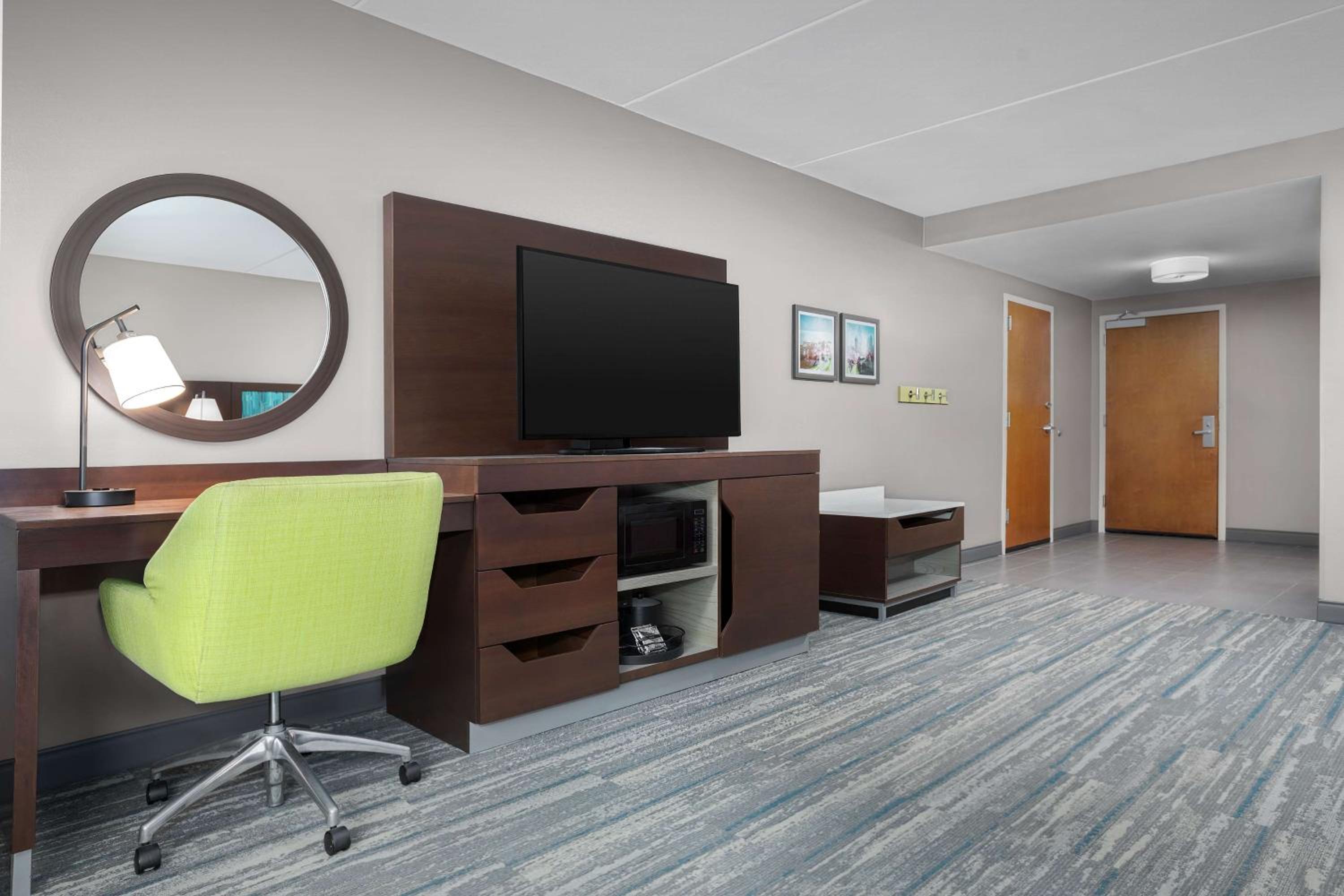 King Room with Tub - Mobility Access - Photo 3