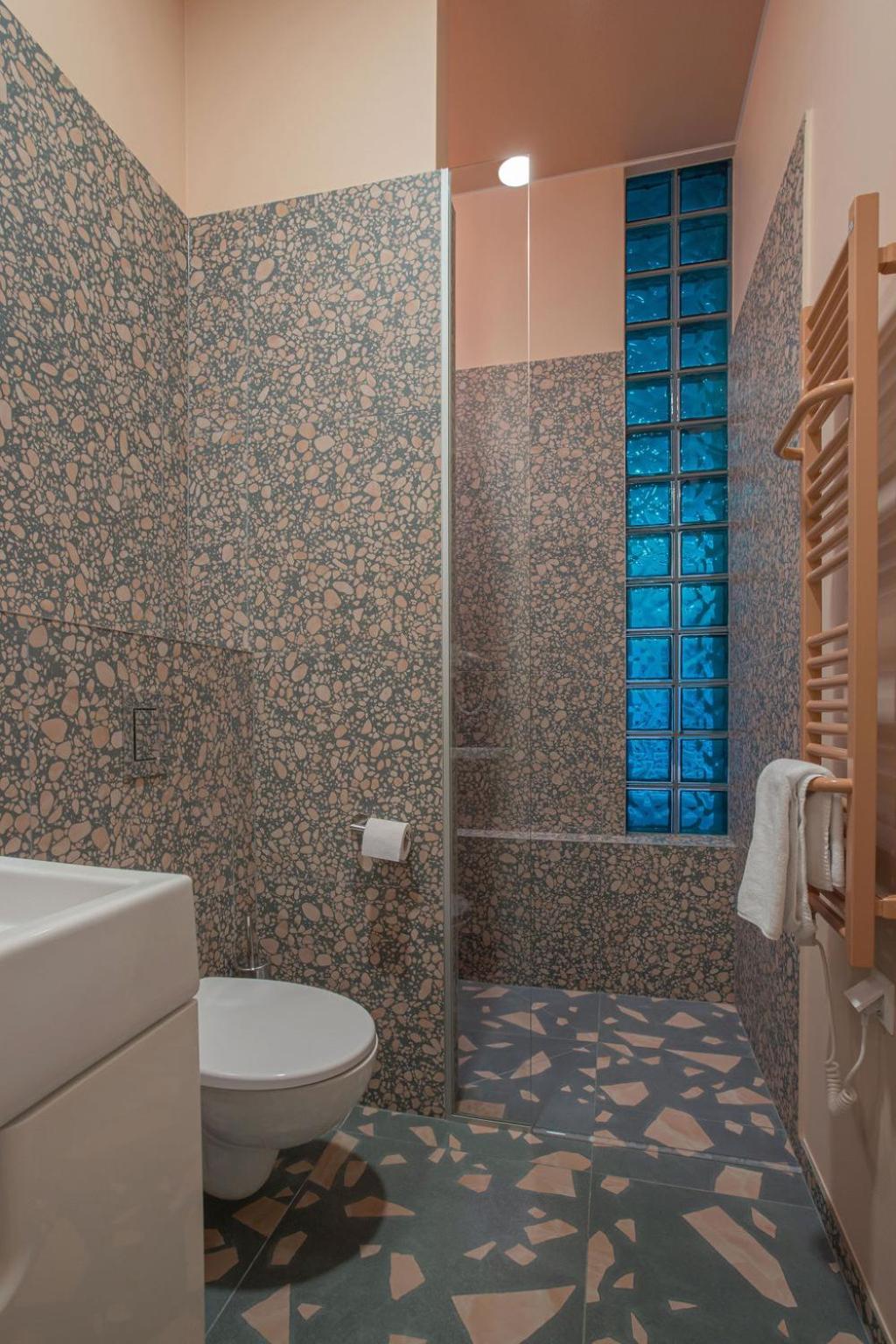 Double Room with Balcony - Photo 8