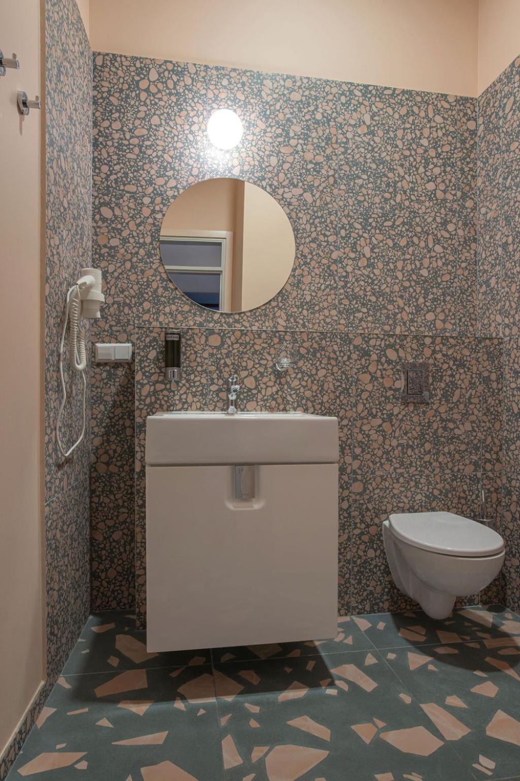 Double Room with Balcony - Photo 9