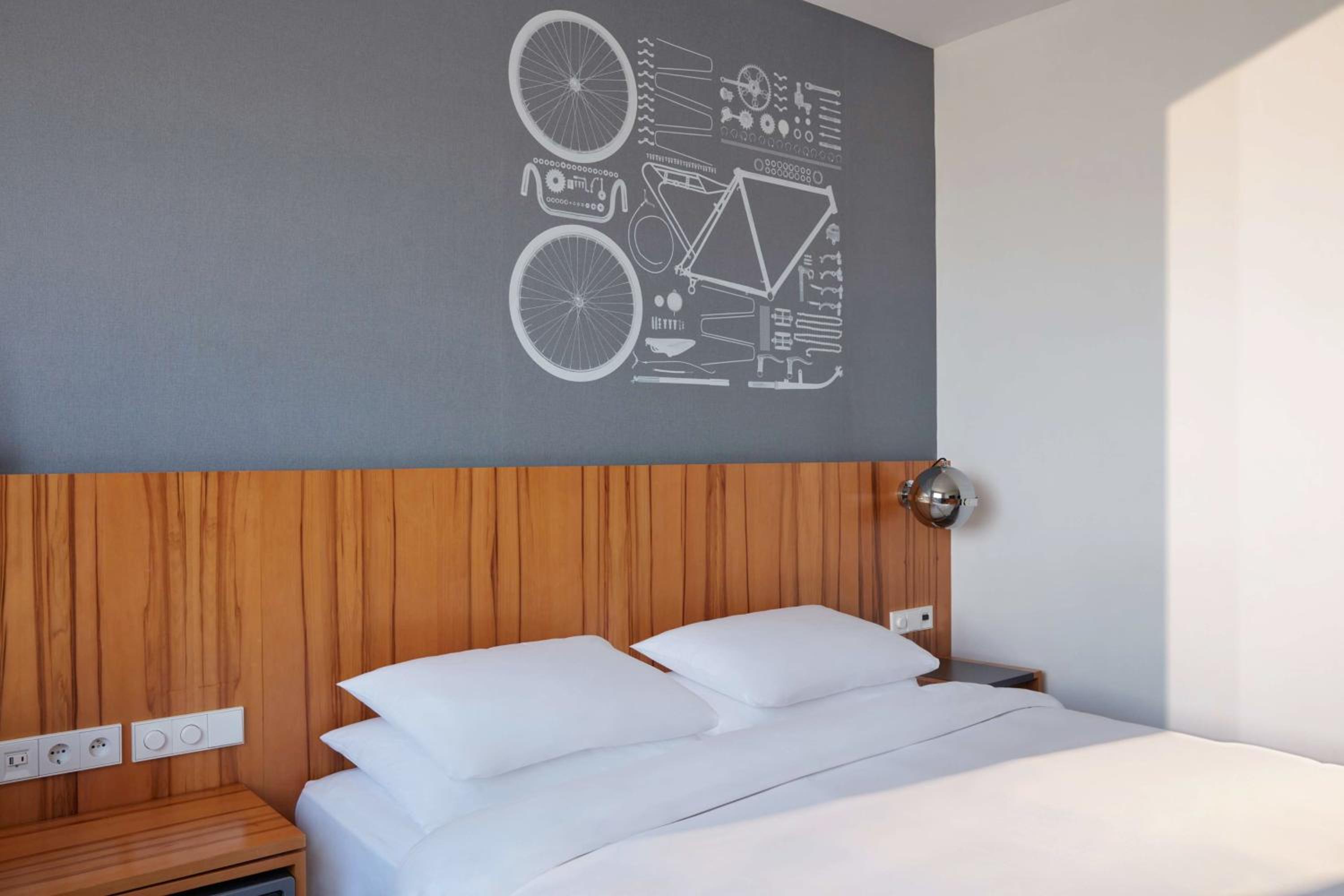 Deluxe King Room with Montmartre View - Photo 4