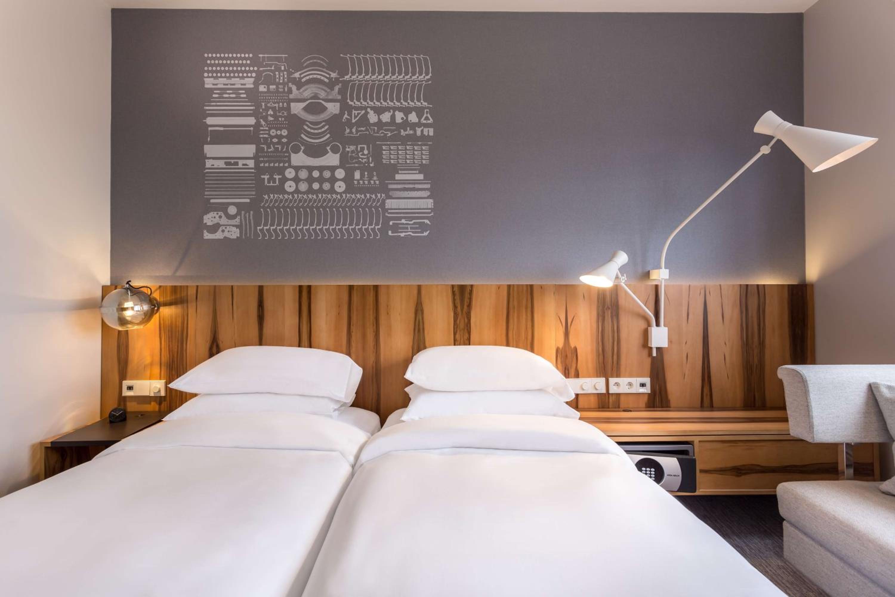 Deluxe King Room - Photo 2