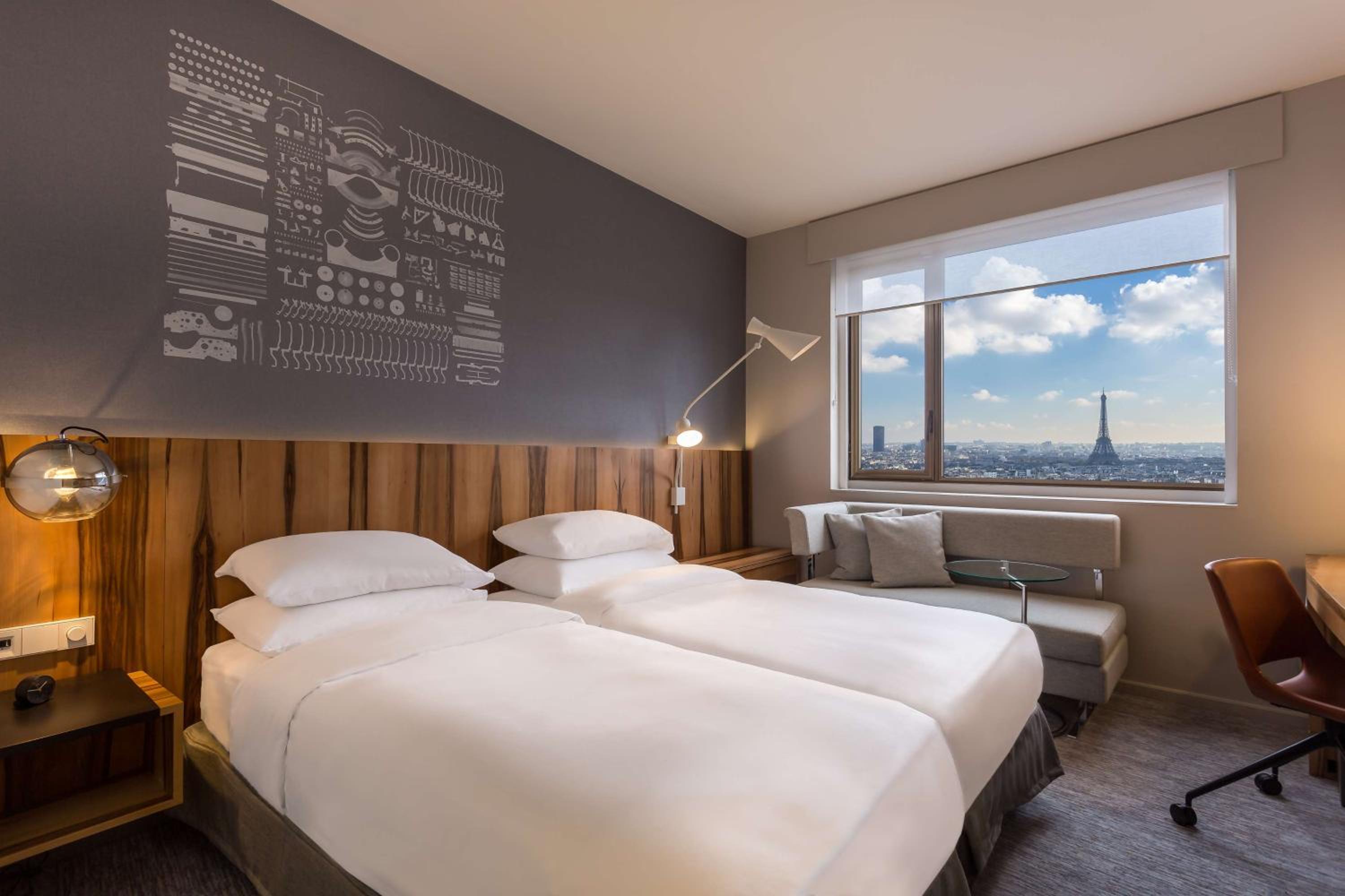 Deluxe Twin Room with Eiffel Tower View