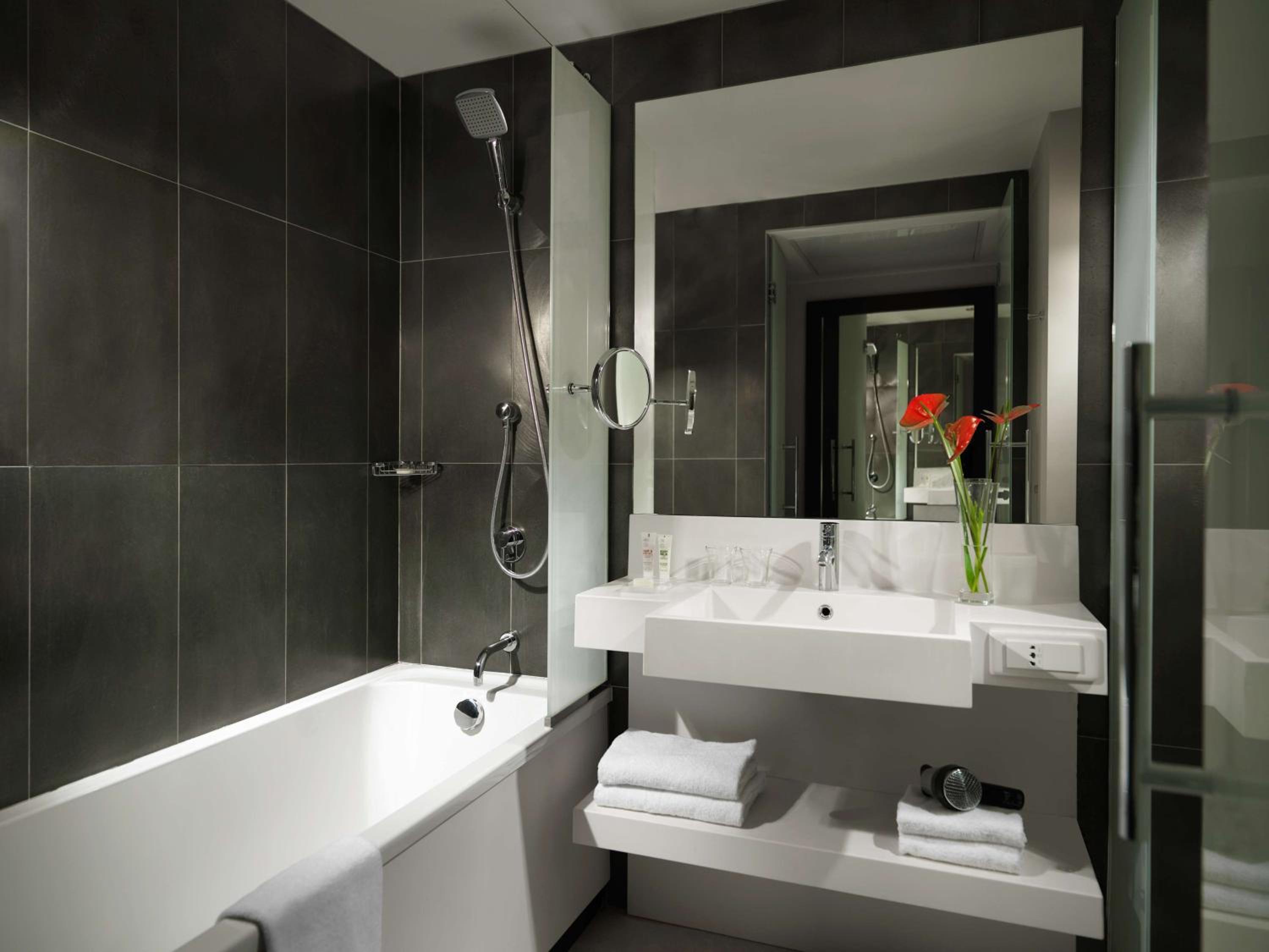 Twin Room with Eiffel Tower View - Photo 5
