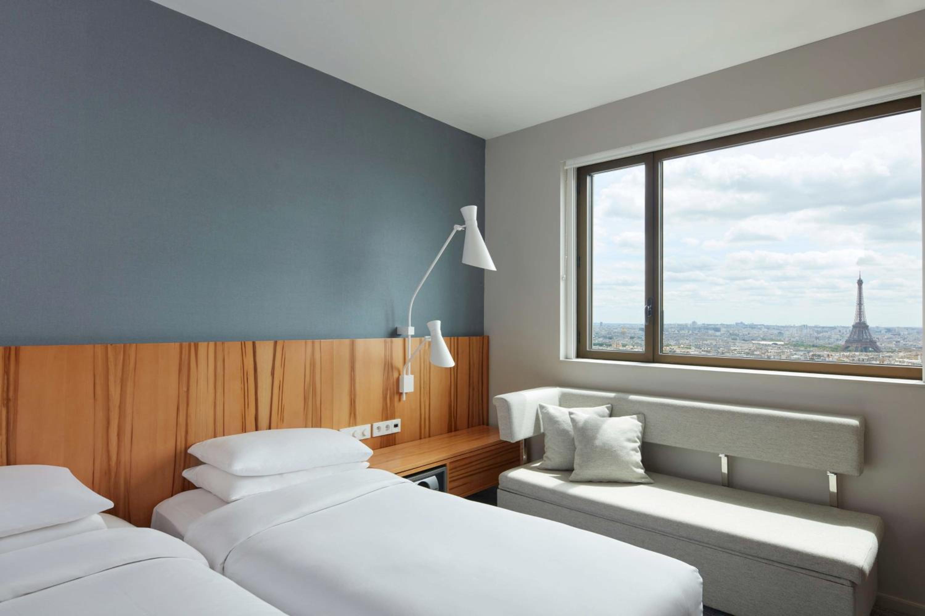 Twin Room with Eiffel Tower View - High Floor/Club Access
