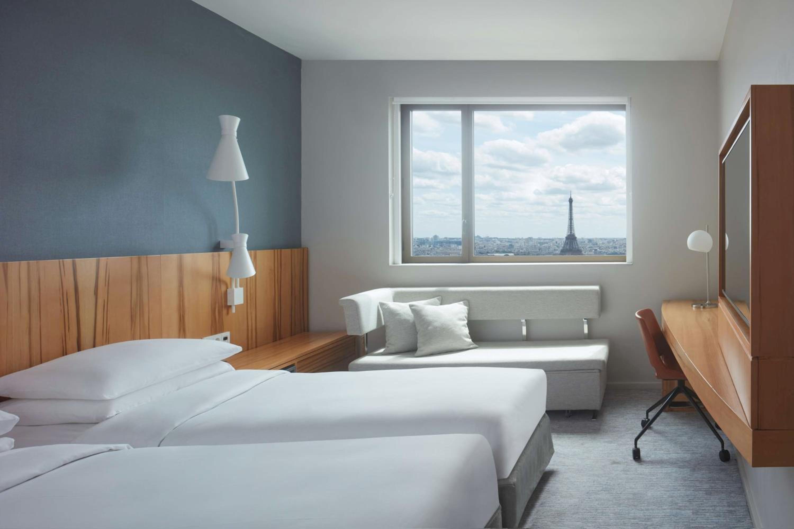 Twin Room with Eiffel Tower View - High Floor/Club Access