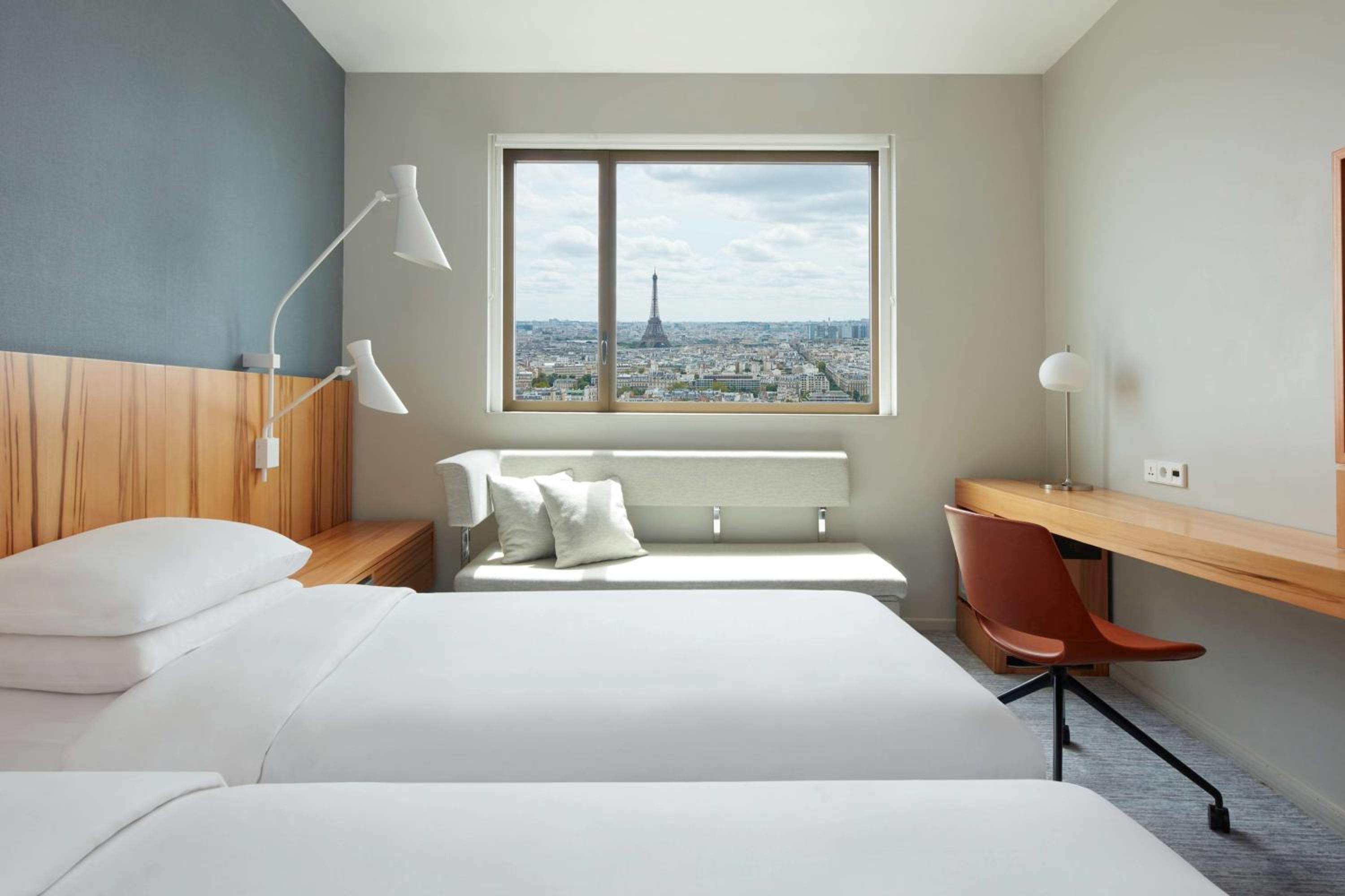 Twin Room with Eiffel Tower View - High Floor/Club Access thumbnail 5