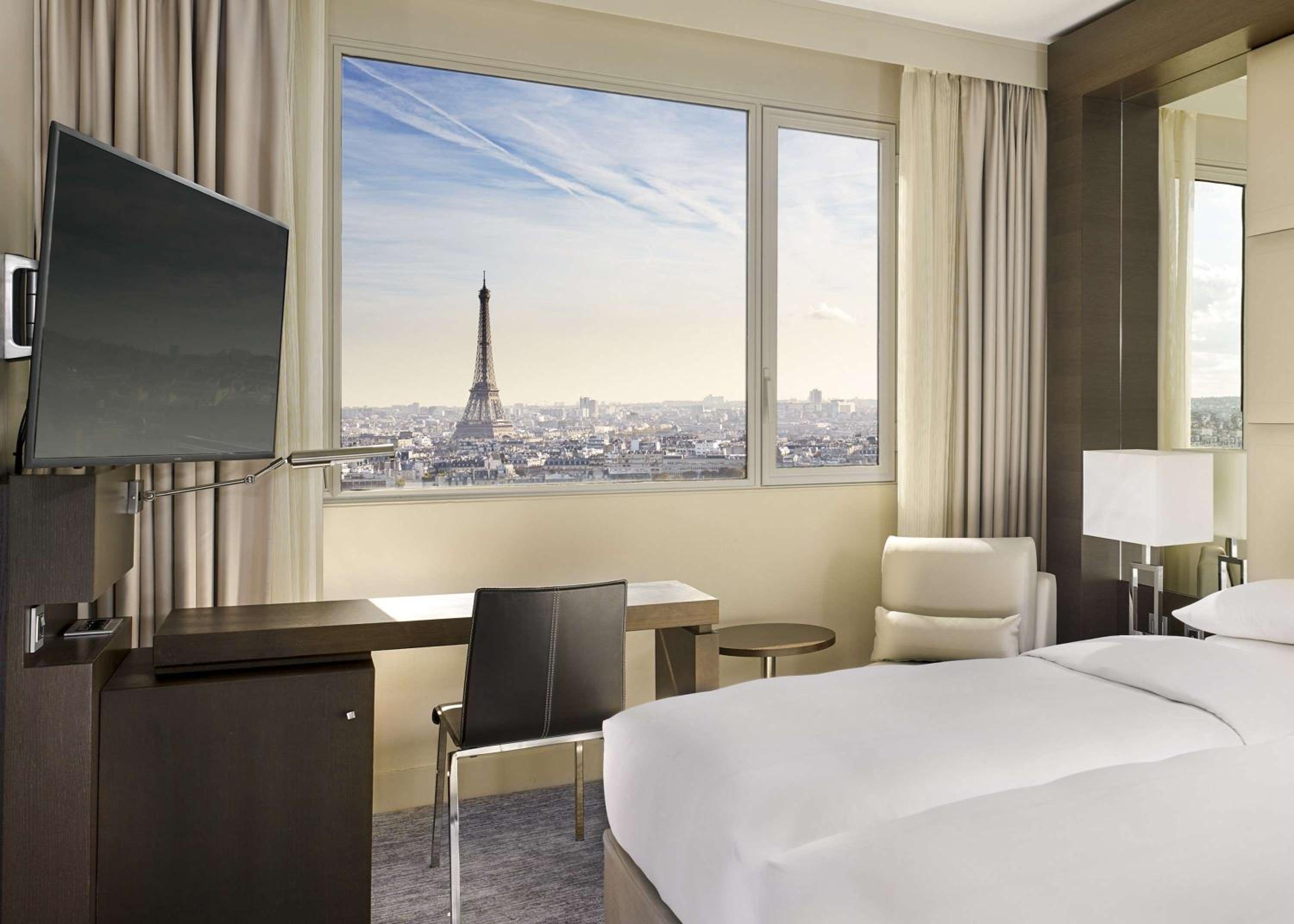 Twin Room with Eiffel Tower View - Photo 2