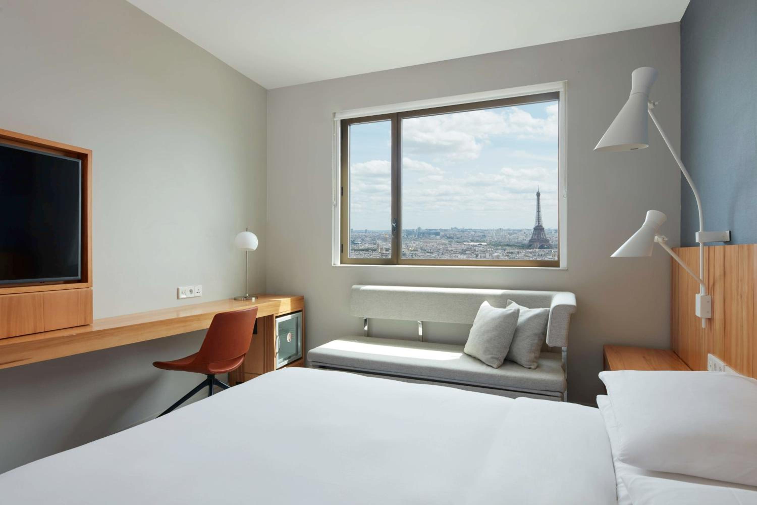 King Room with Eiffel Tower View - High Floor/Club Access