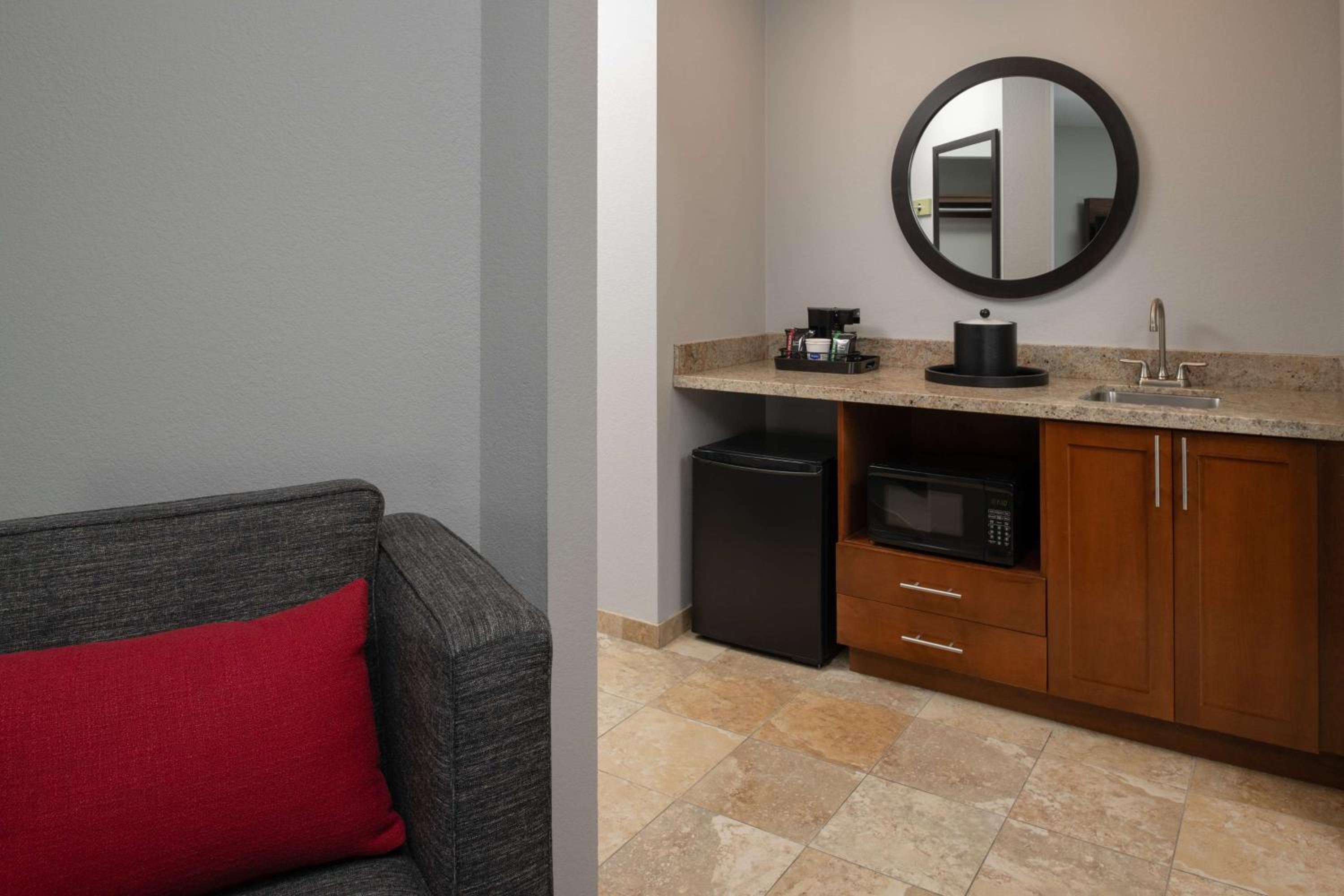 Studio Suite with Two Queen Beds - Non-Smoking - Photo 4