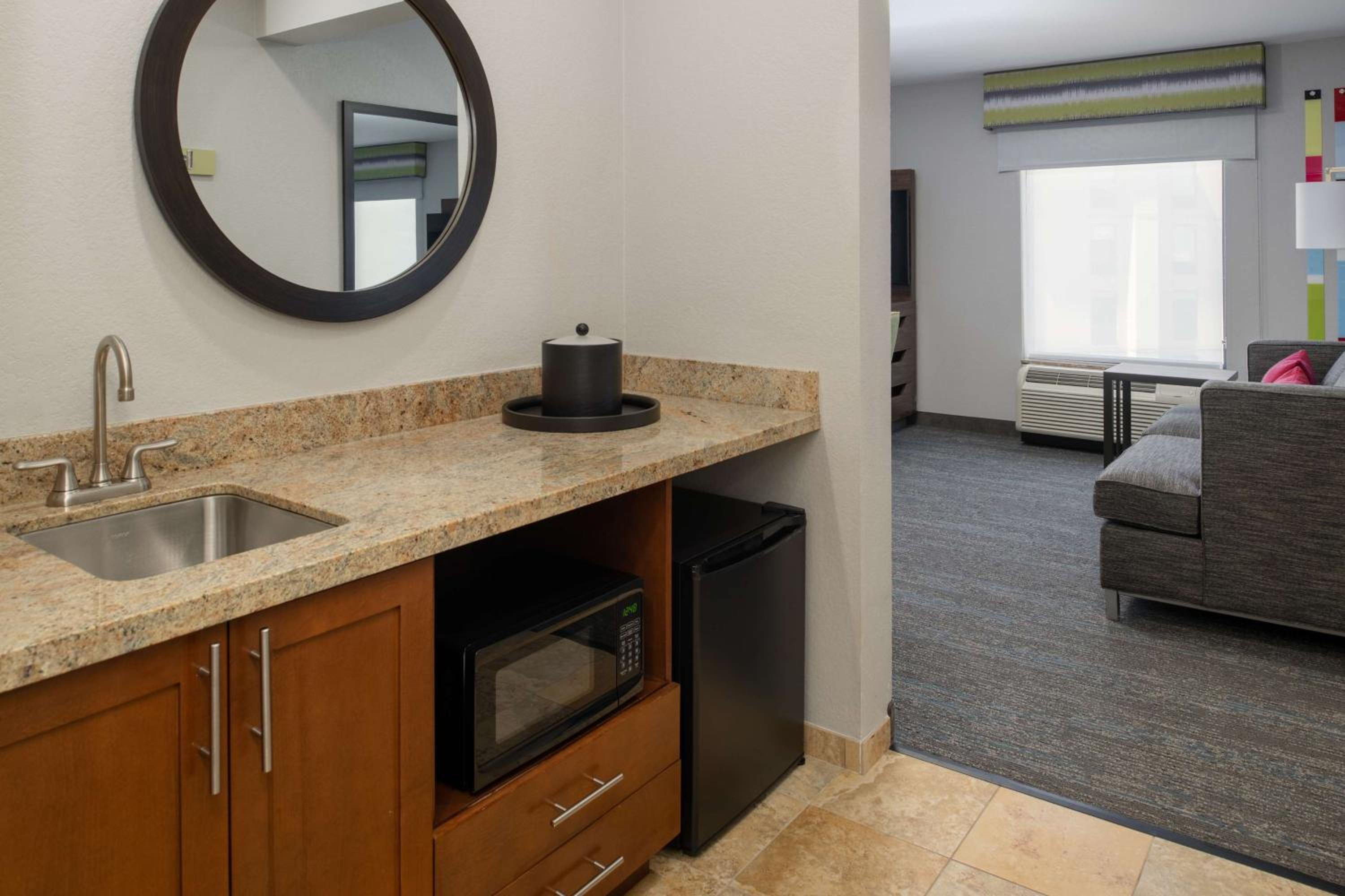 King Studio Suite - Non-Smoking - Photo 3