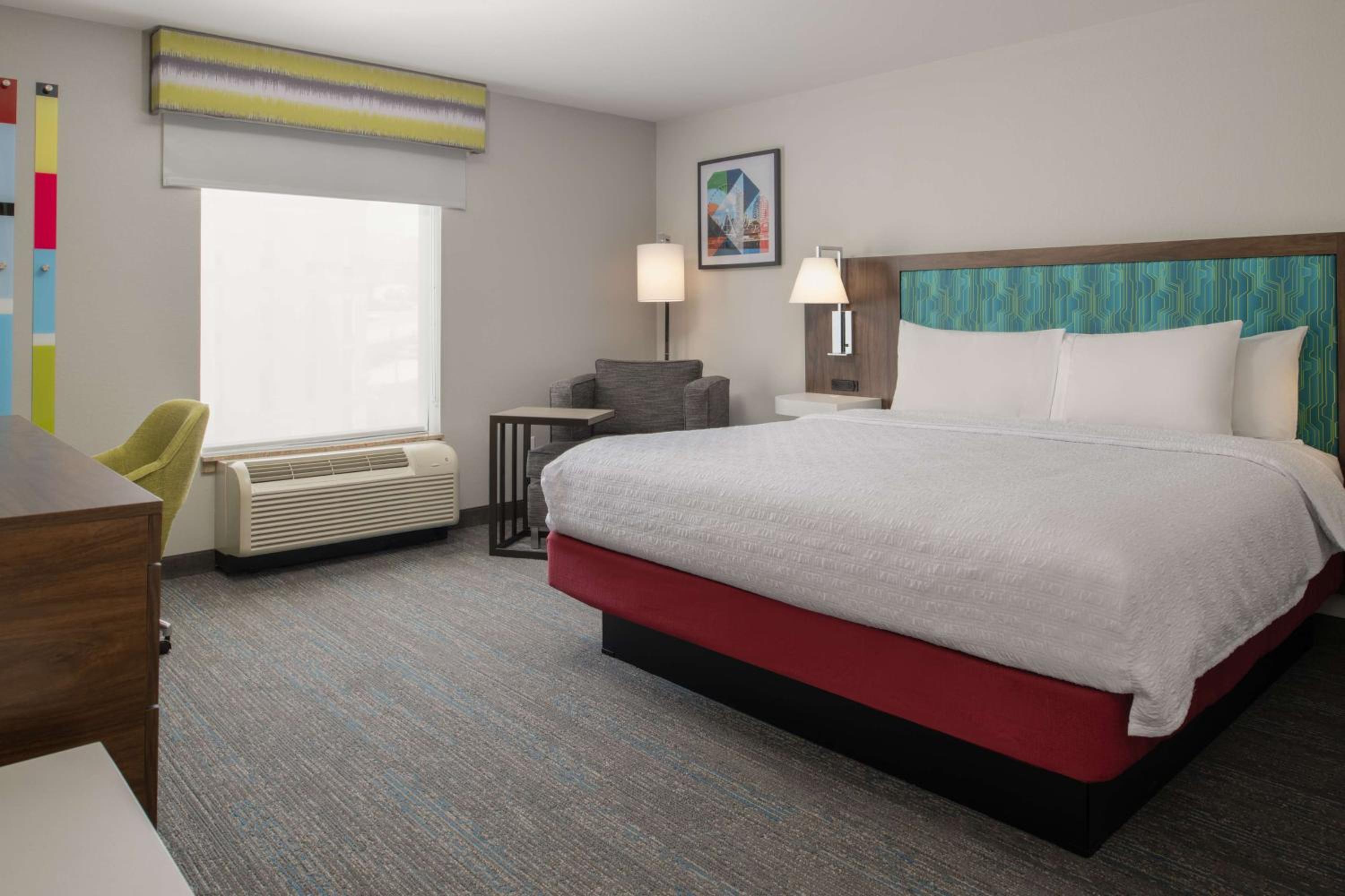 King Room with King Bed - Non-Smoking - Photo 3